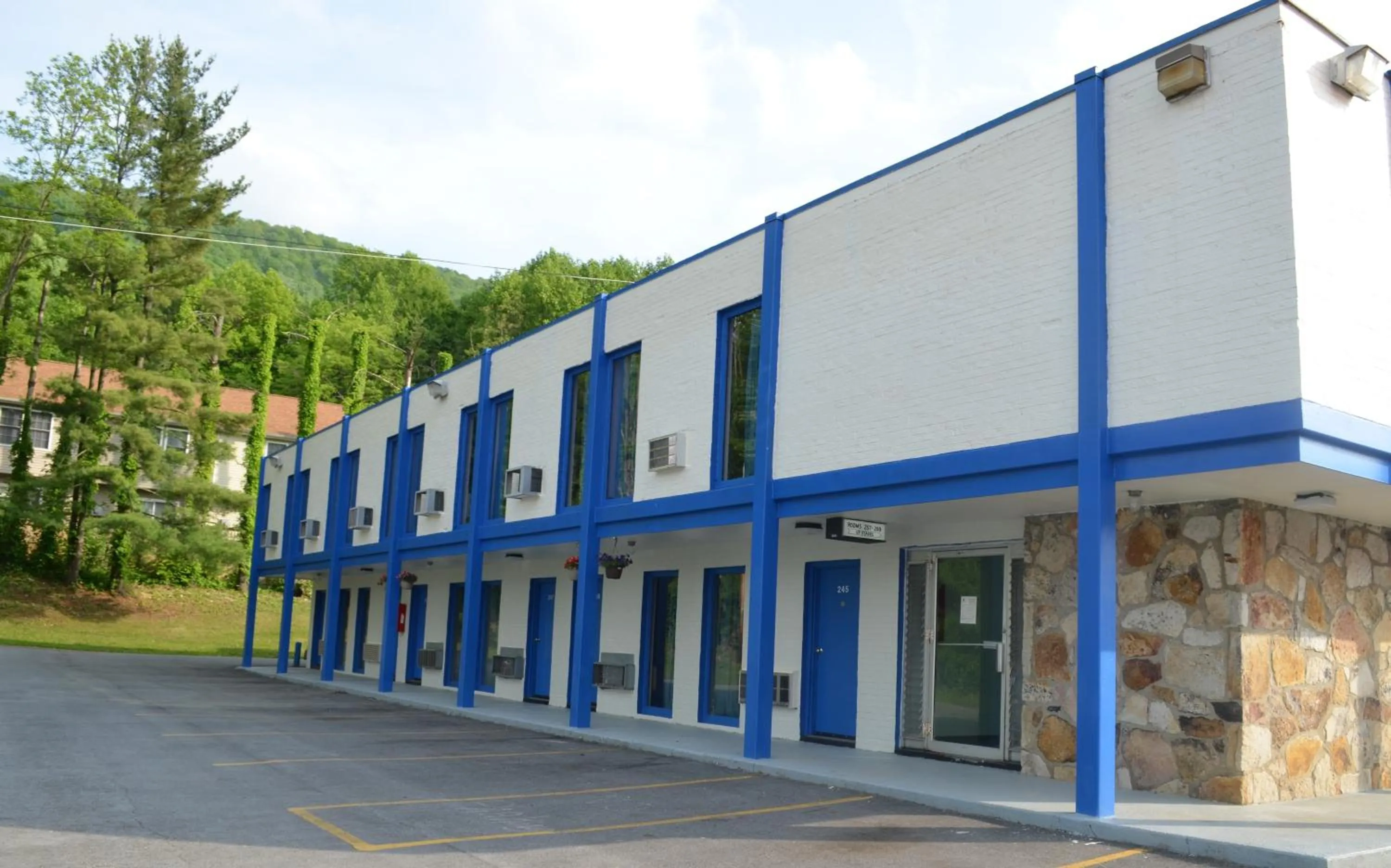 Property building in Economy Inn Bluefield