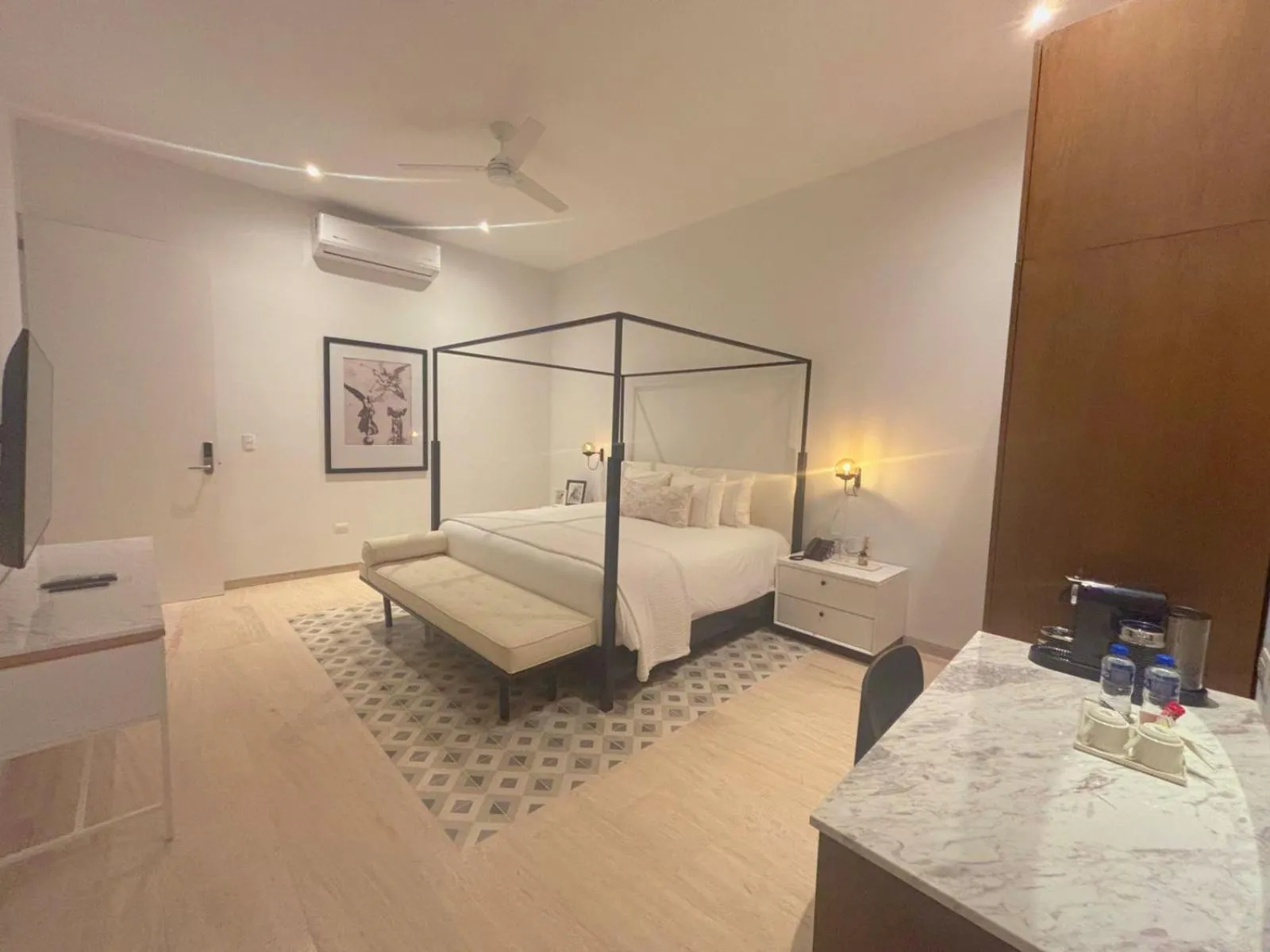 Bed in Casa Continental Hotel Boutique & Suites - Adults Only