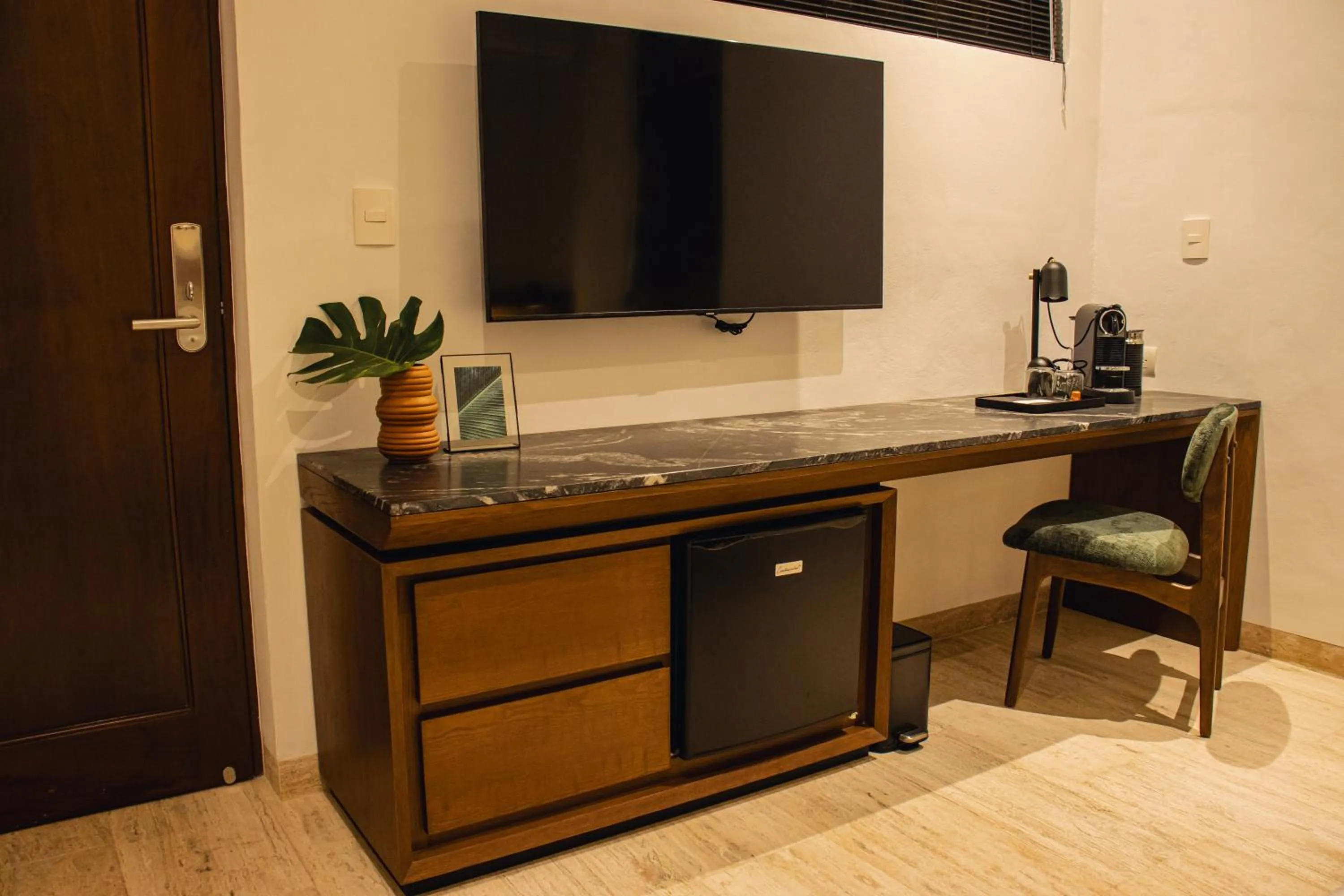 TV and multimedia in Casa Continental Hotel Boutique & Suites - Adults Only