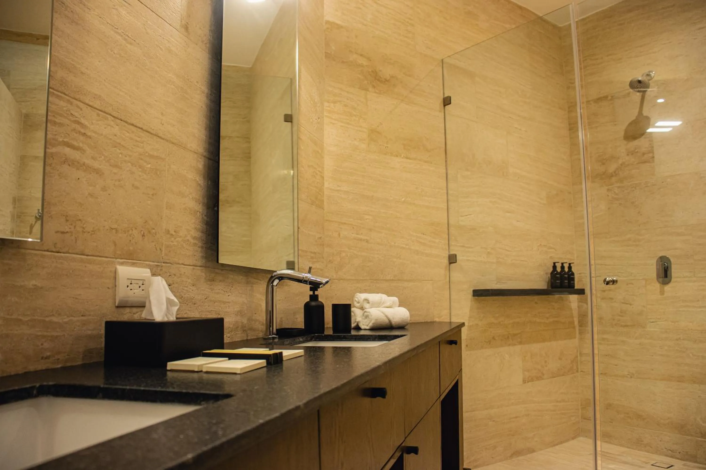 Shower in Casa Continental Hotel Boutique & Suites - Adults Only