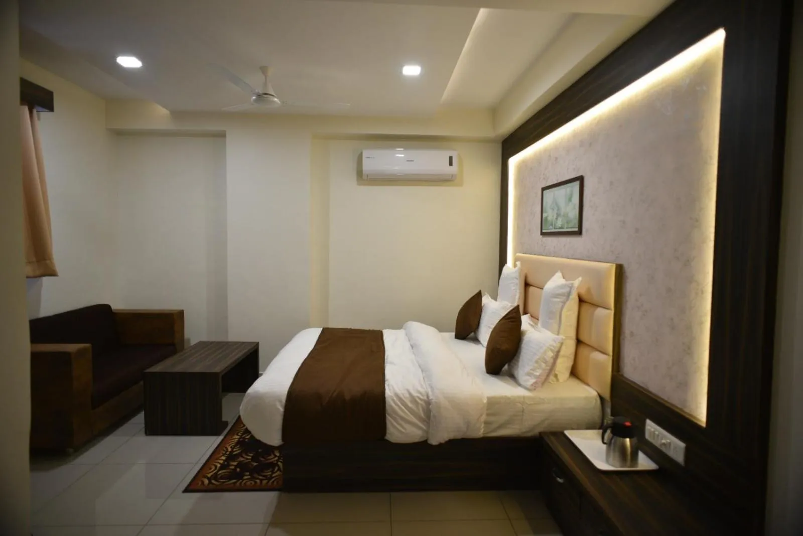 Bed in Hotel Royal Residency