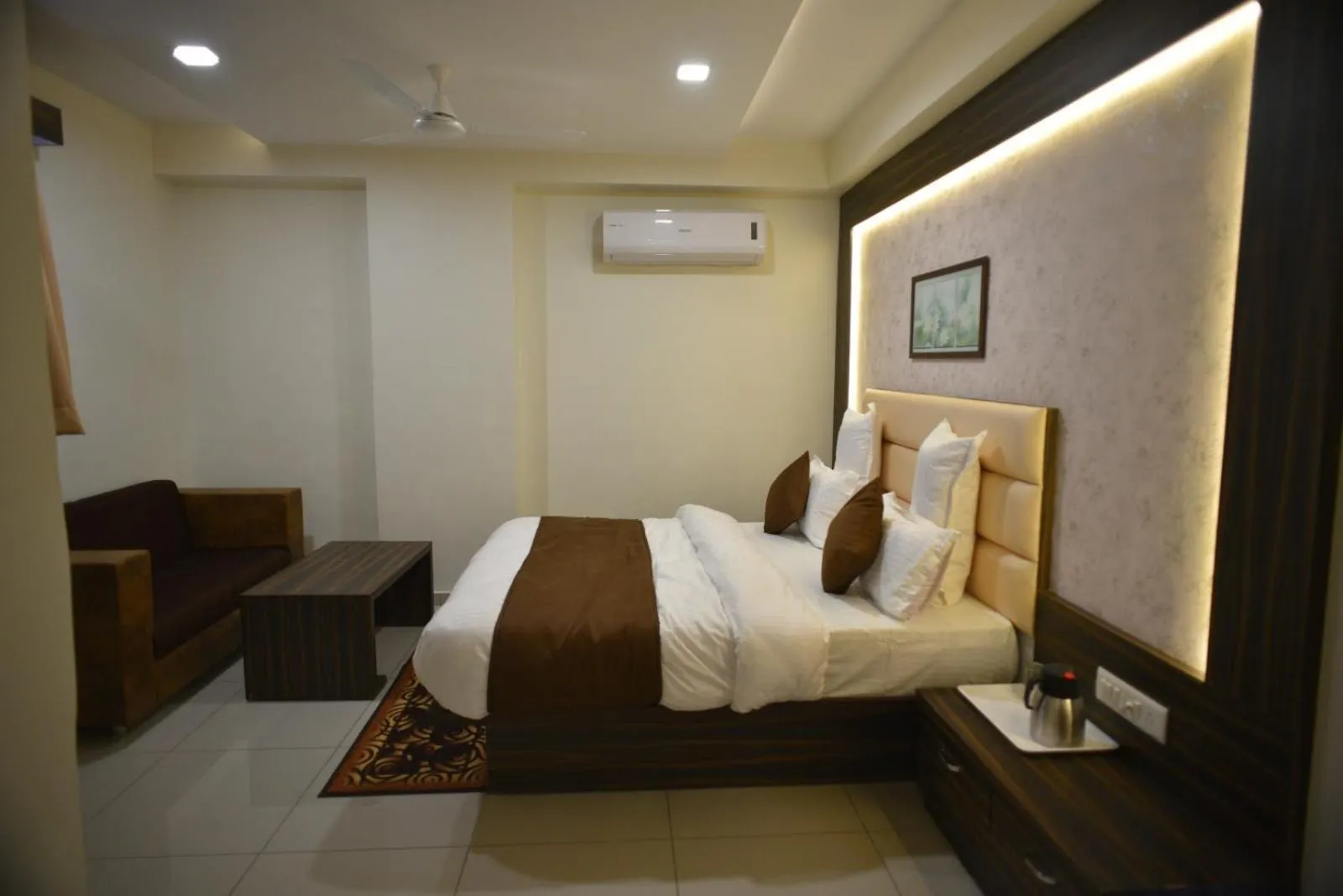 Bed in Hotel Royal Residency