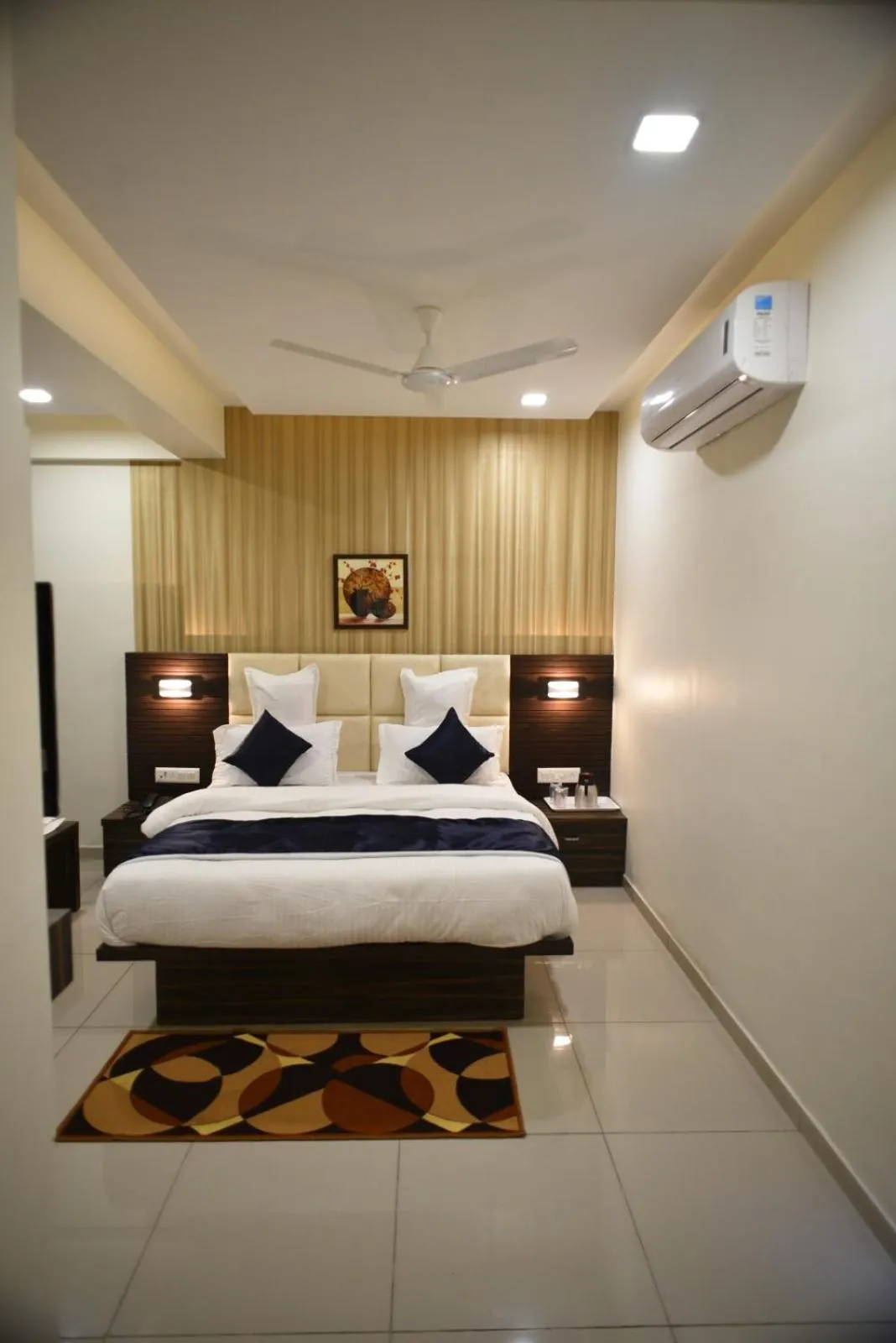 Bed in Hotel Royal Residency