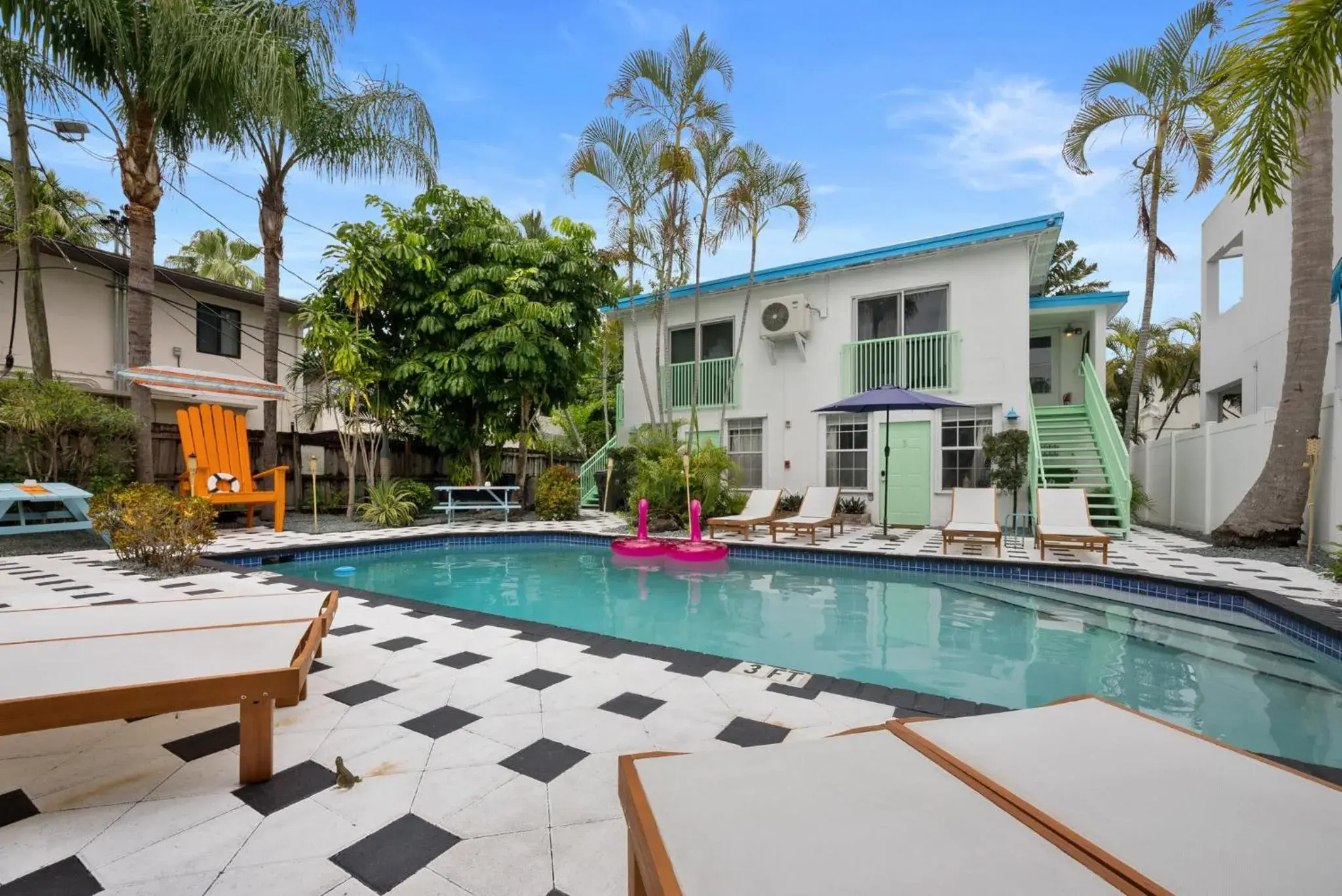 Property building in Las Olas Guest House Property building in Las Olas Guest House