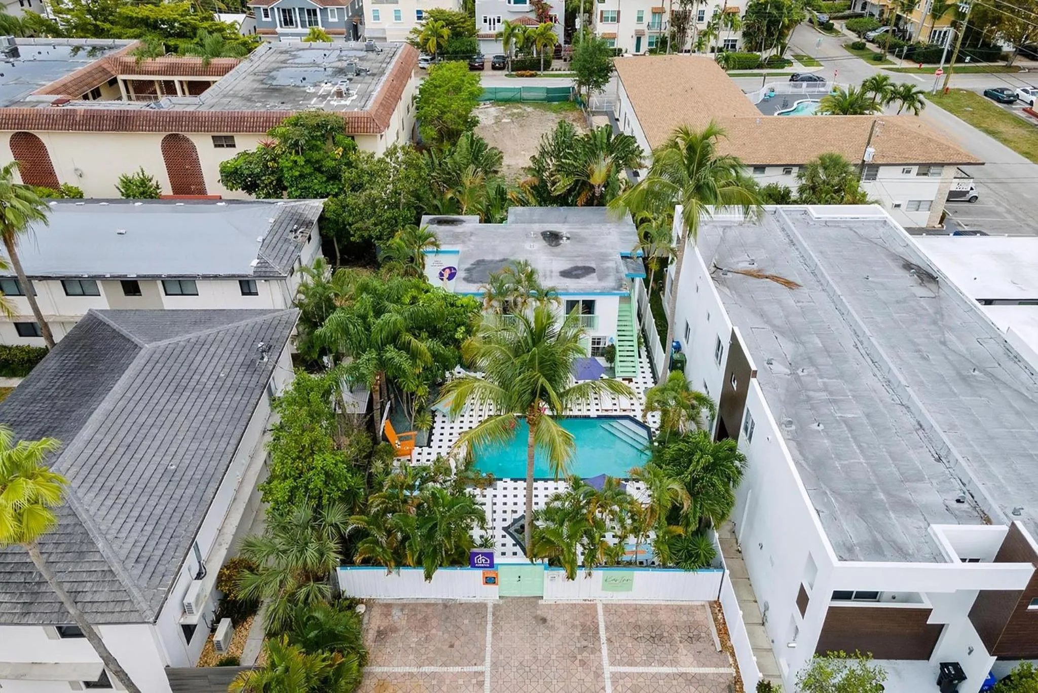 Property building in Las Olas Guest House