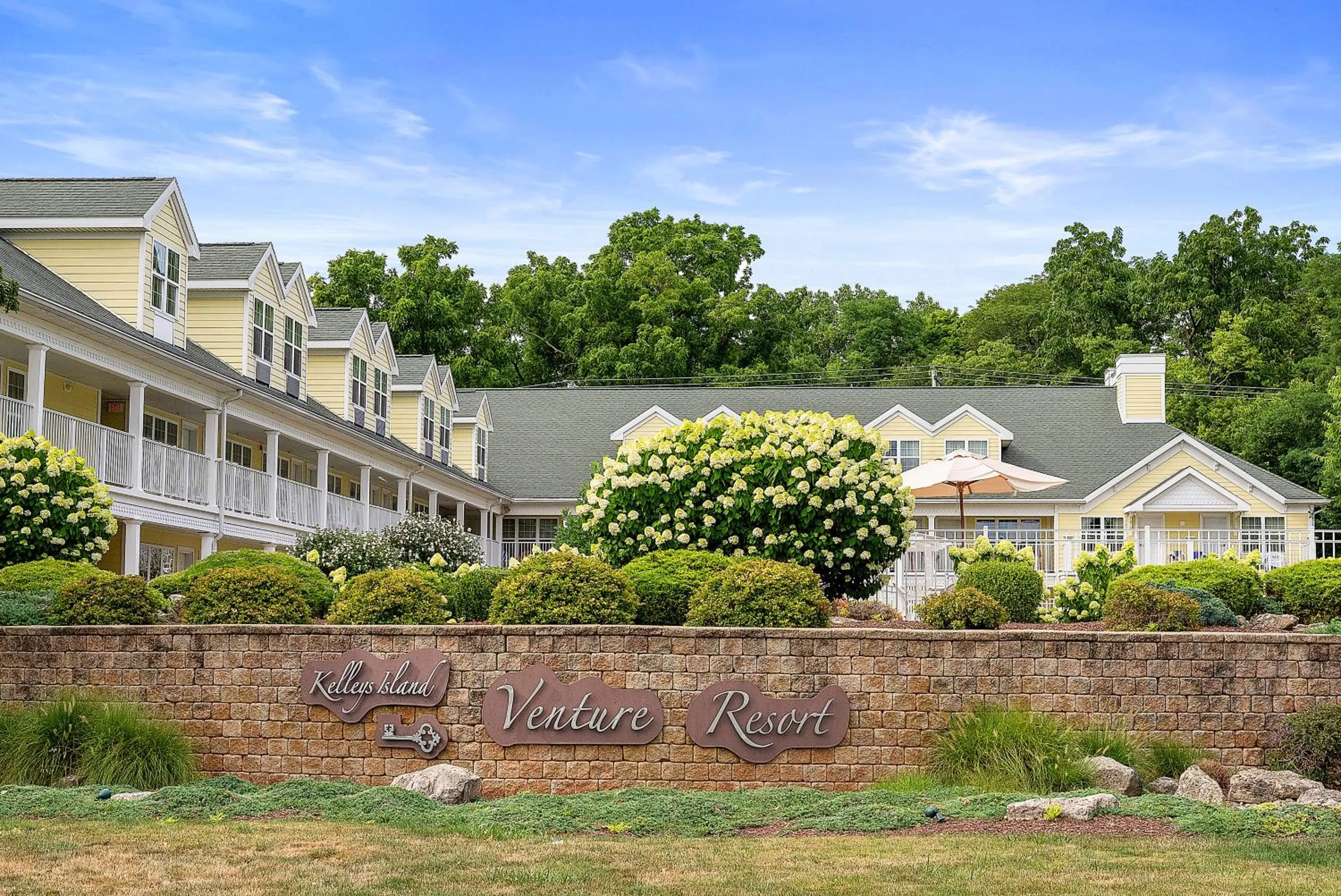 Facade/entrance in Kelleys Island Venture Resort