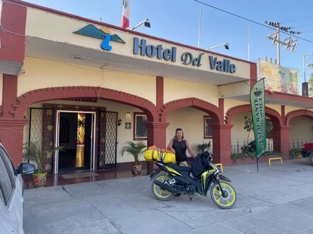 People in Hotel Del Valle