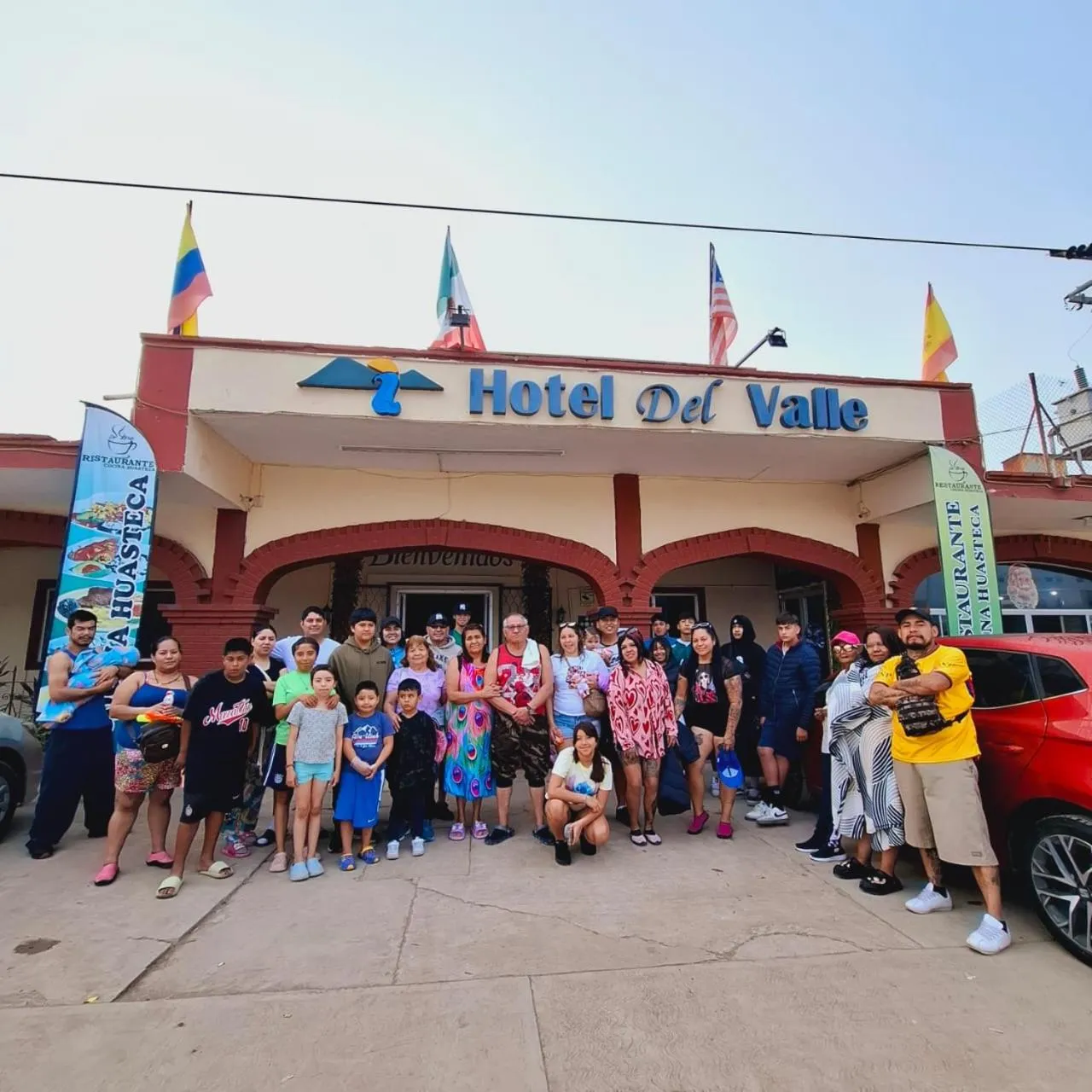 People in Hotel Del Valle