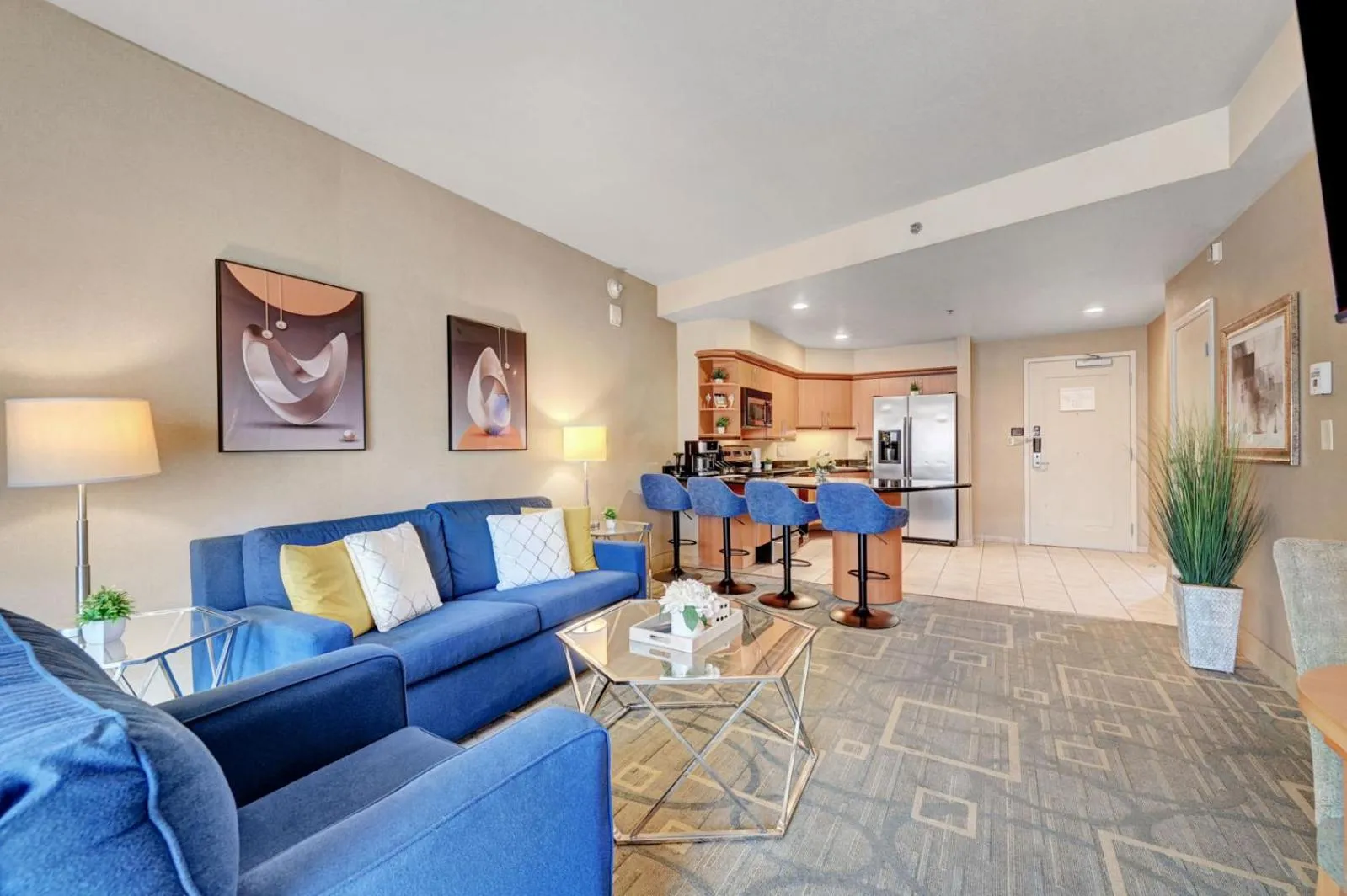 Living room in Royal Oasis Suite at Platinum Hotel-Strip Views