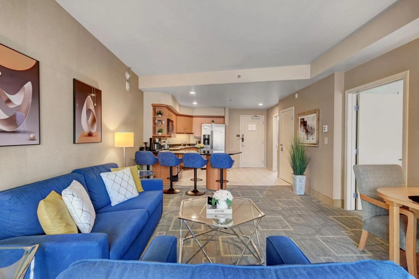 Living room in Royal Oasis Suite at Platinum Hotel-Strip Views