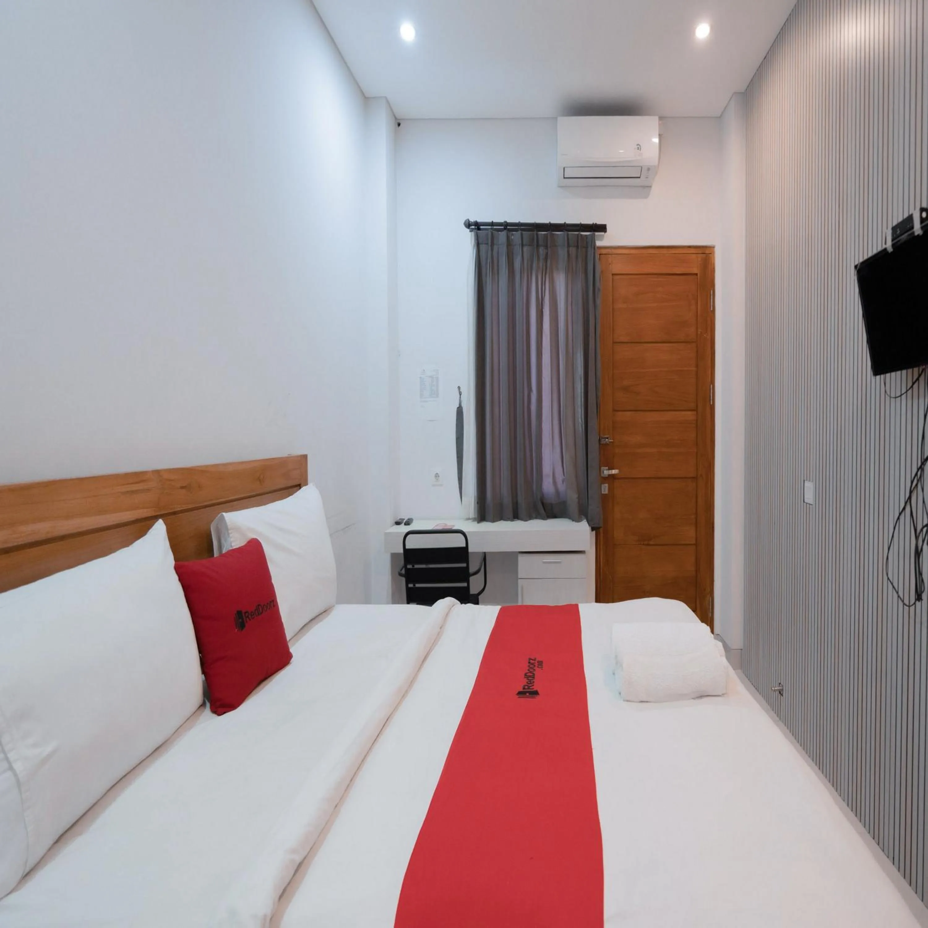 Bedroom, Bed in RedDoorz Plus at Kencana Residence Jimbaran