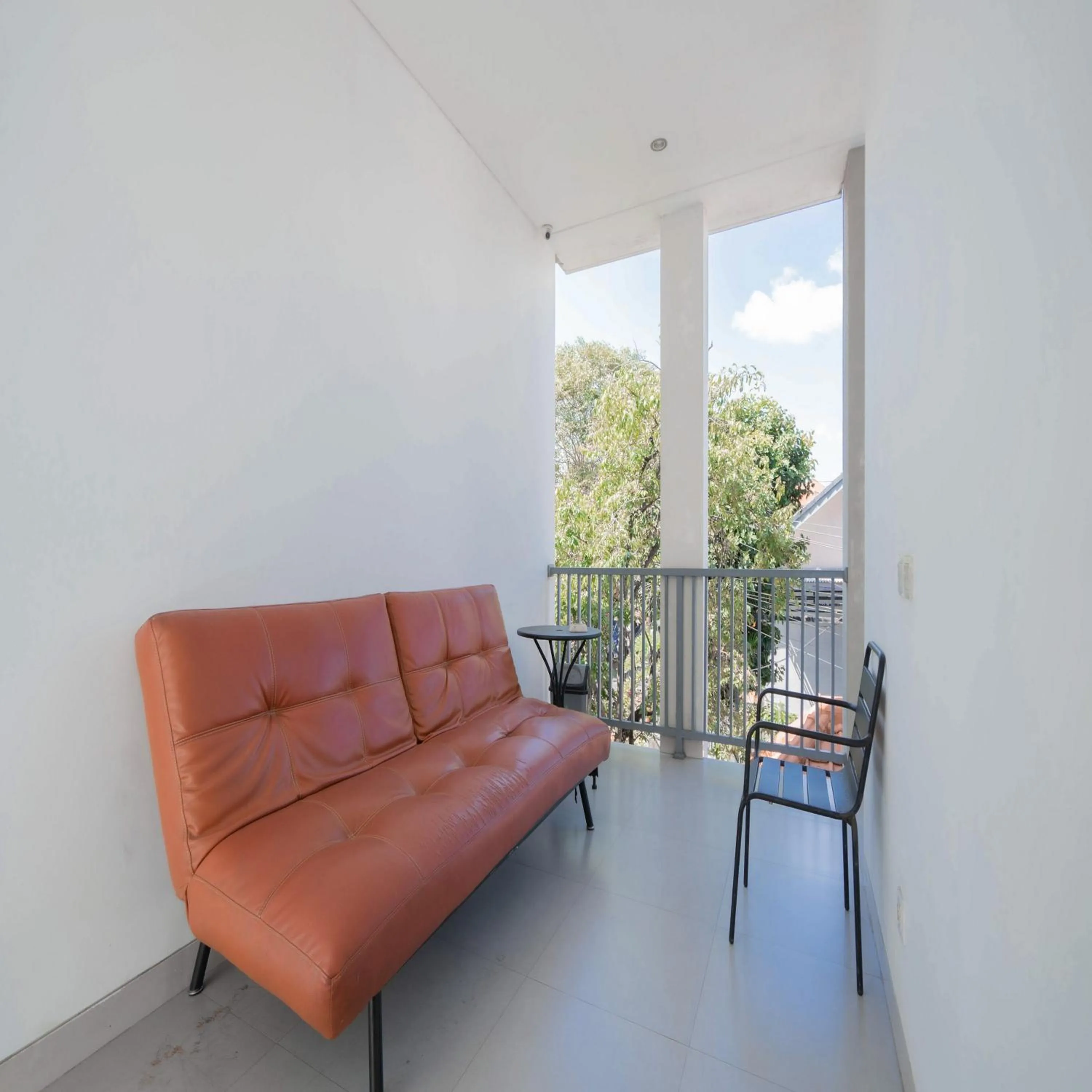 Seating area in RedDoorz Plus at Kencana Residence Jimbaran