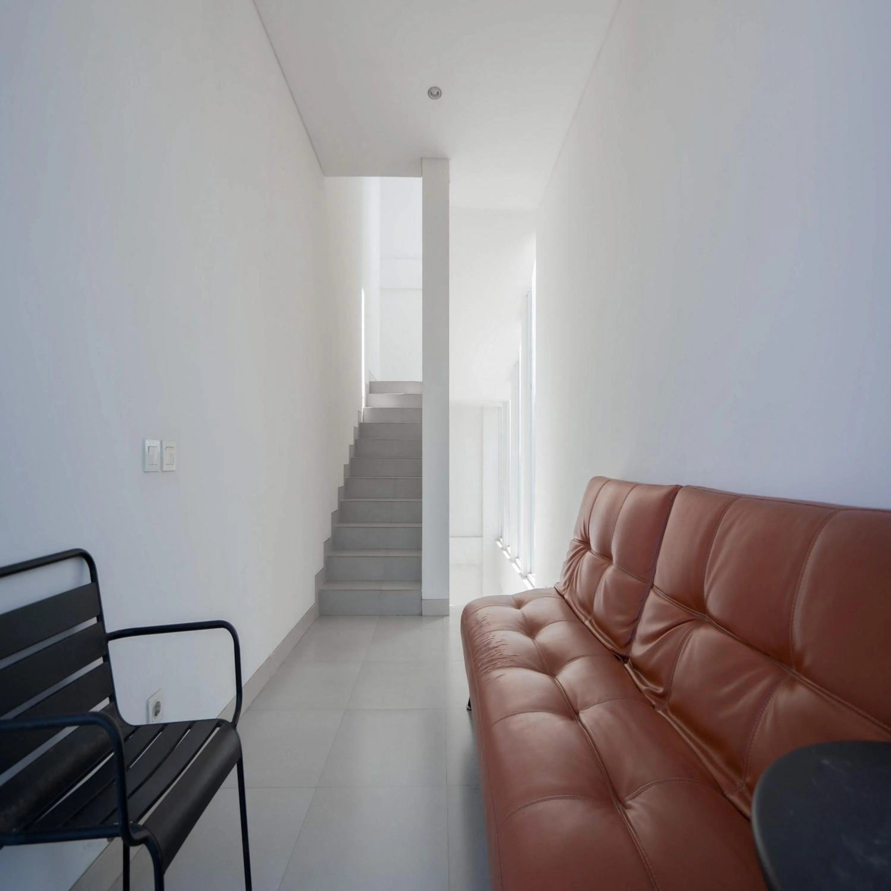 Seating area in RedDoorz Plus at Kencana Residence Jimbaran