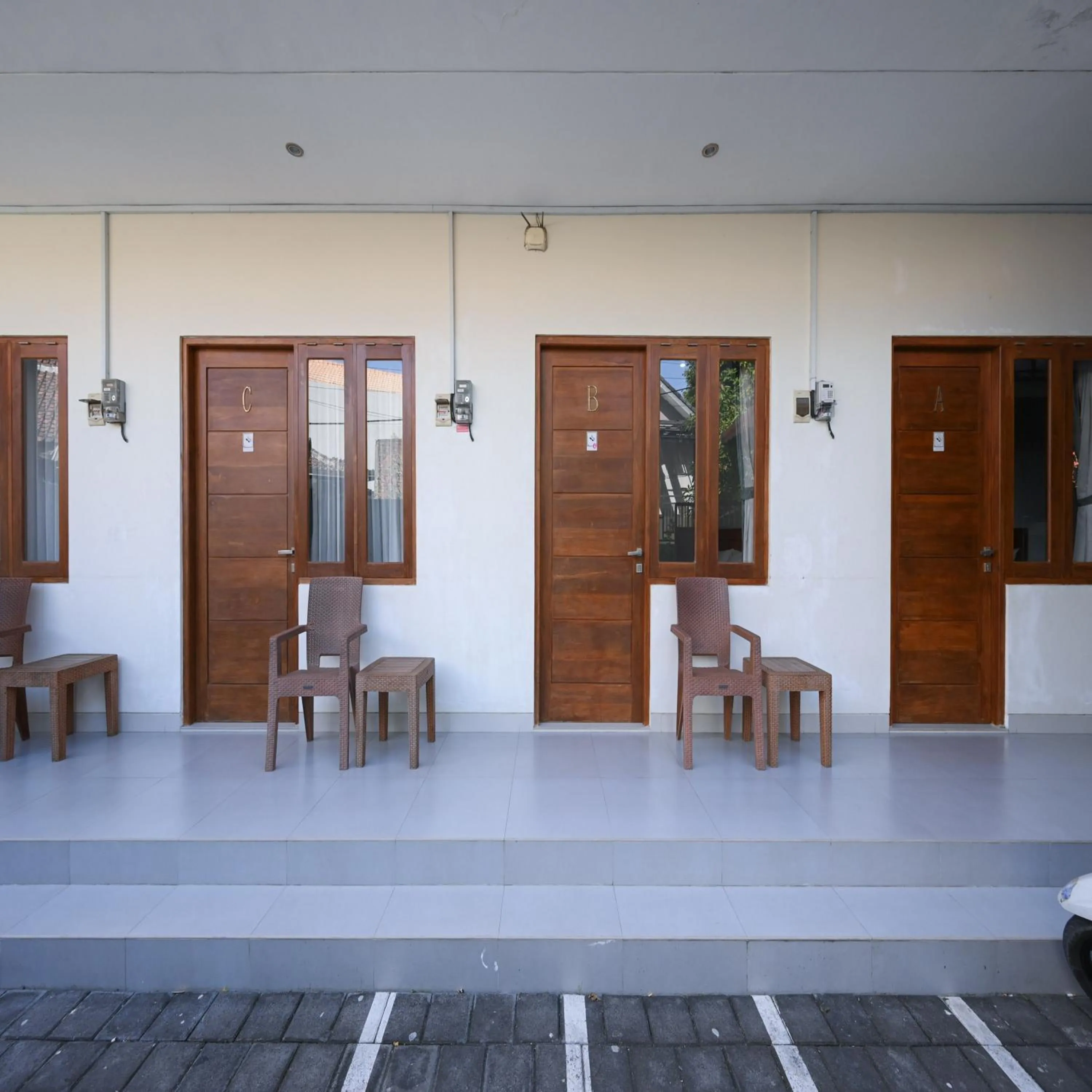 Seating area in RedDoorz Plus at Kencana Residence Jimbaran