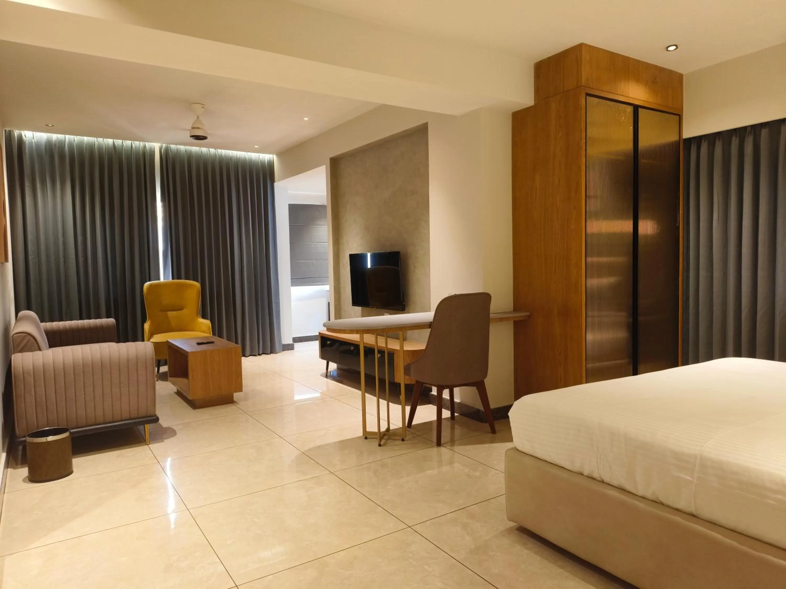 Seating area, Bed in Hotel Le Opera