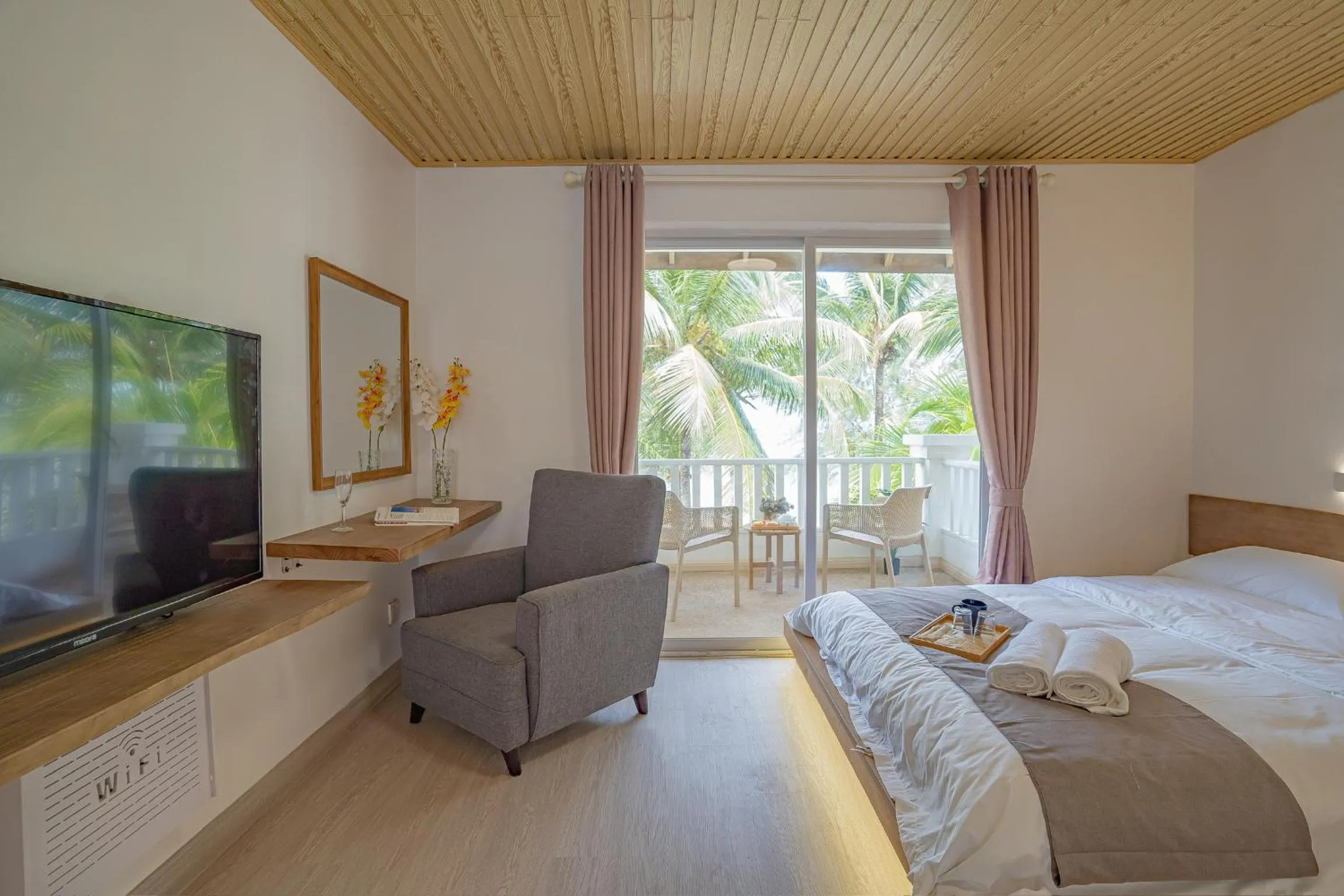 Photo of the whole room, Bed in BIDONG VIEW RESORT