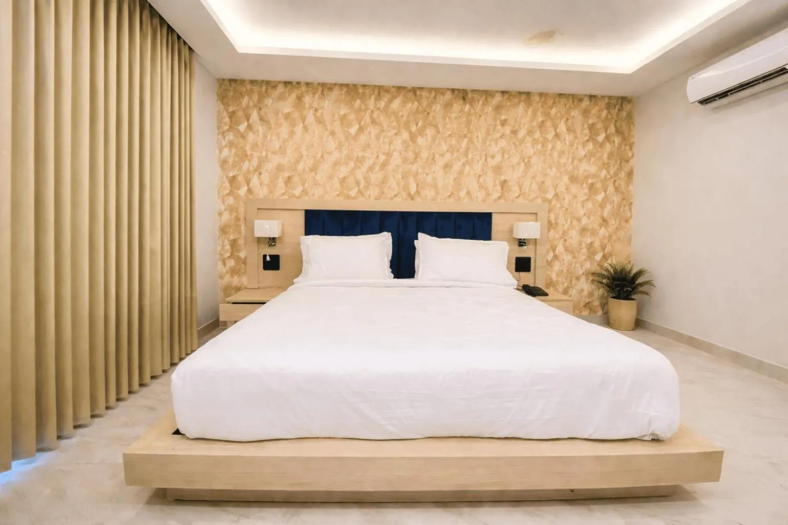 Bedroom, Bed in Hotel Holiday Grand