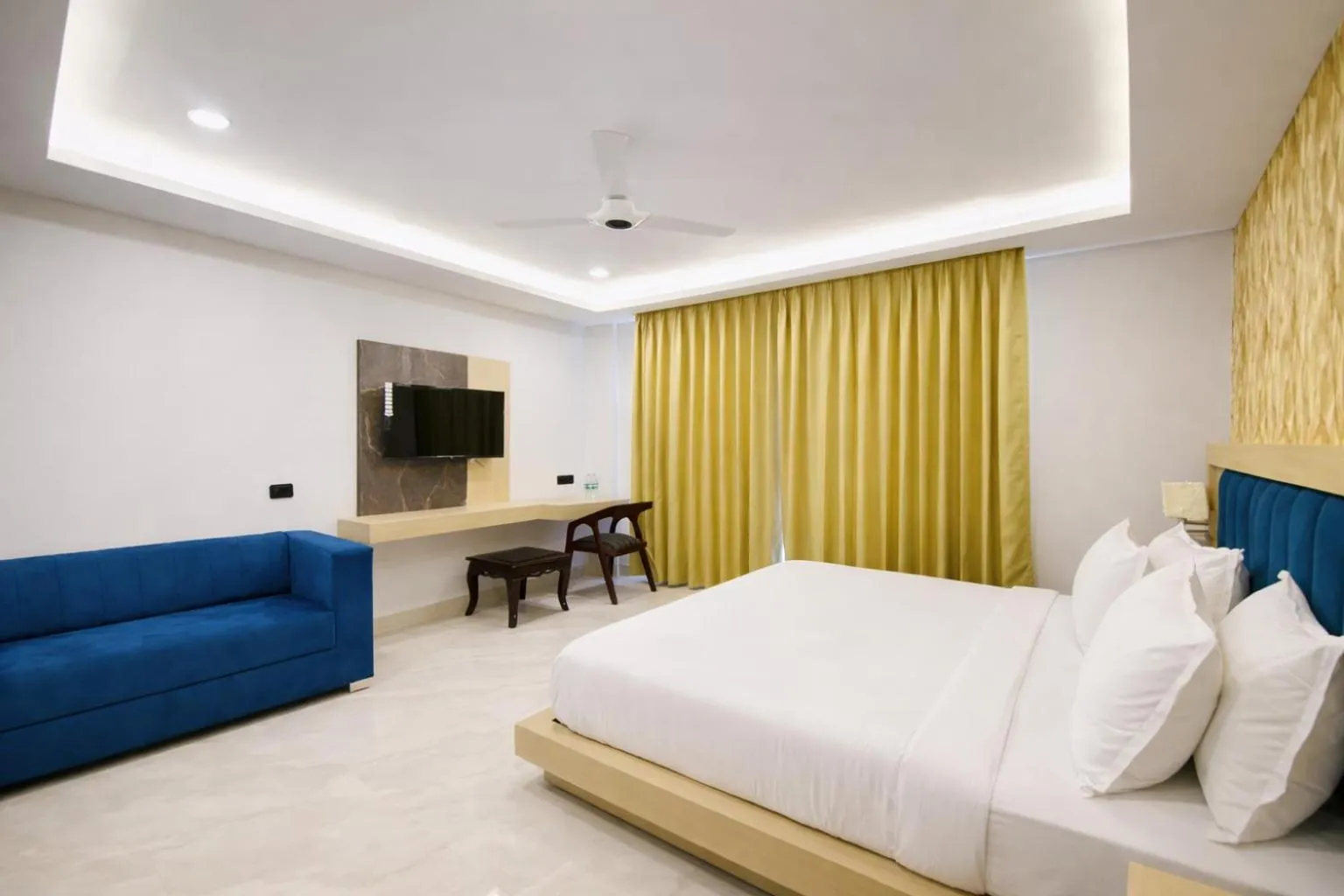 Photo of the whole room, Bed in Hotel Holiday Grand