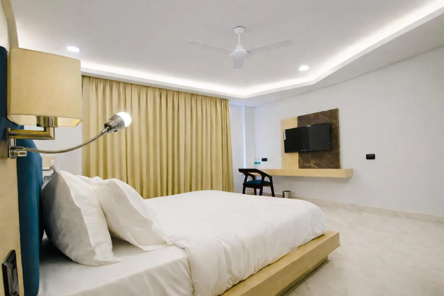 Bedroom, Bed in Hotel Holiday Grand