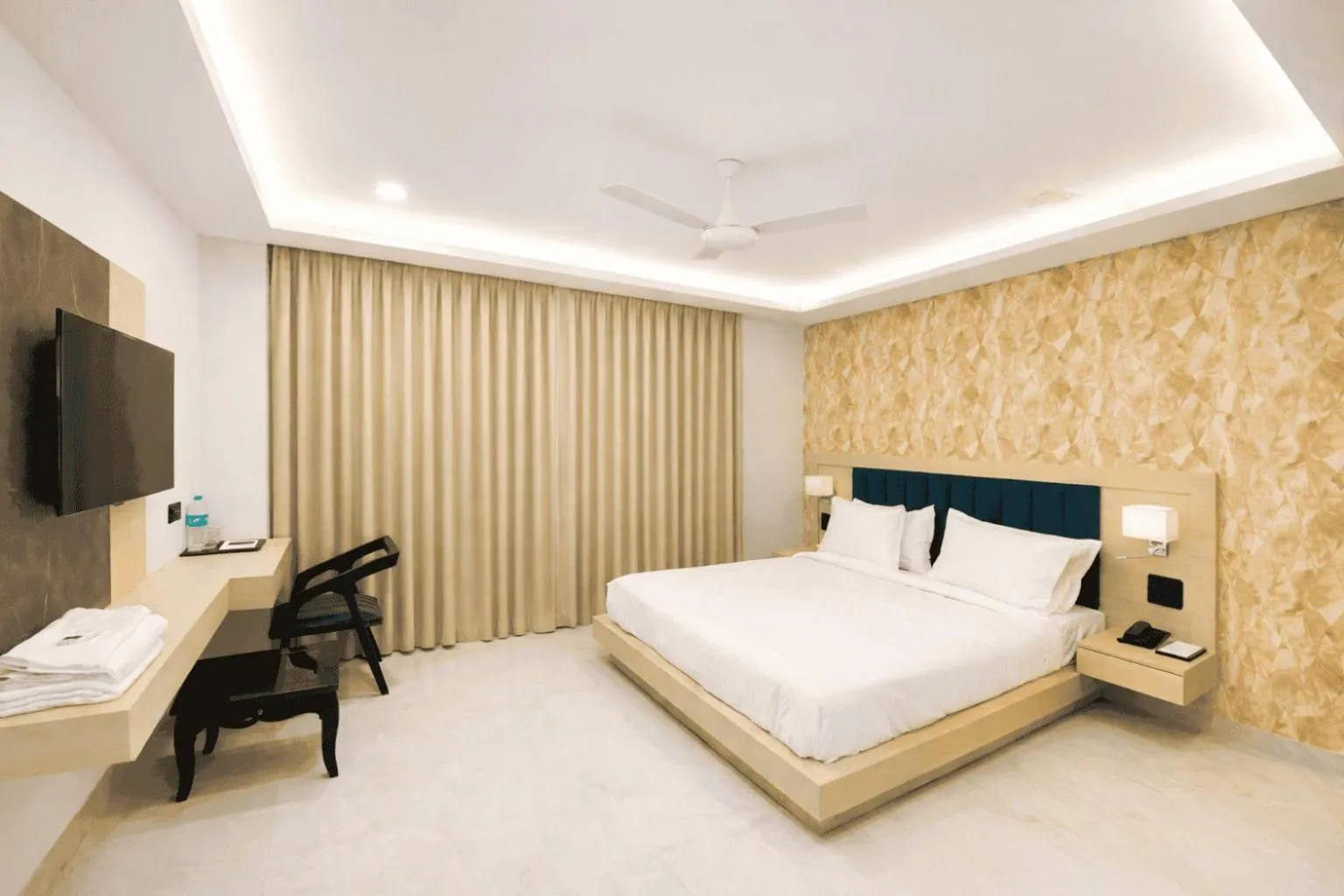 Bedroom, Bed in Hotel Holiday Grand