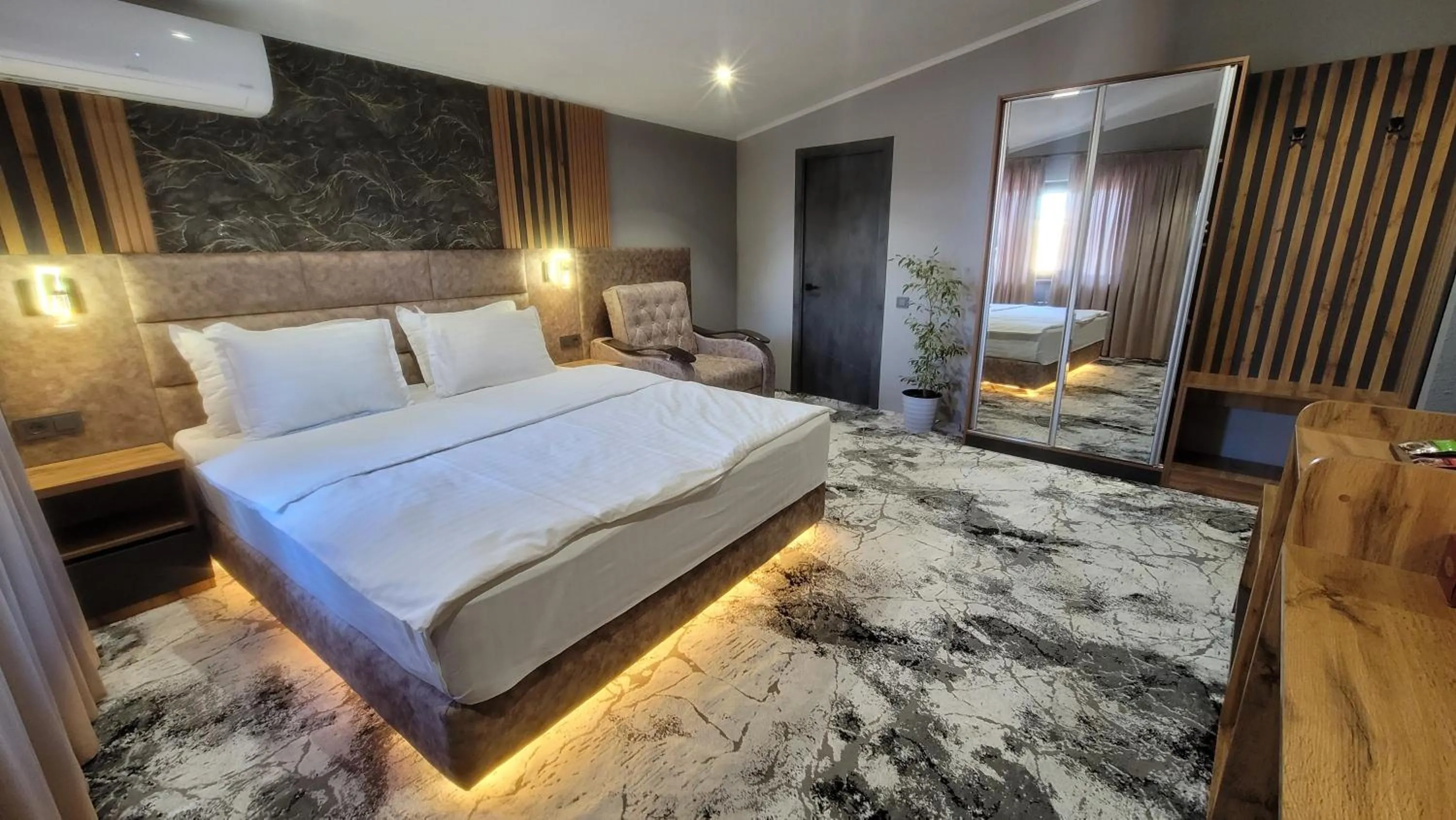 Photo of the whole room, Bed in Homy House Hotel