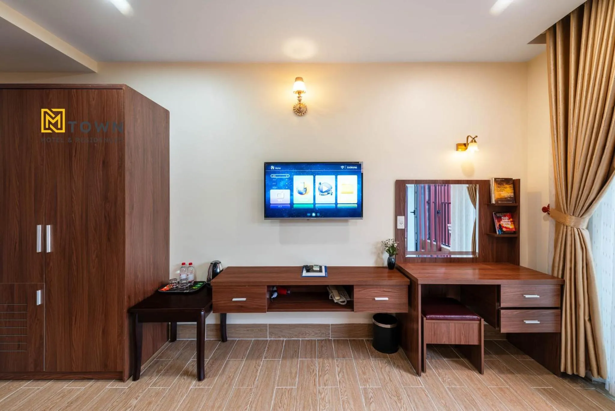 Communal lounge/ TV room in Luxy Park Hotel & Apartments - MTown
