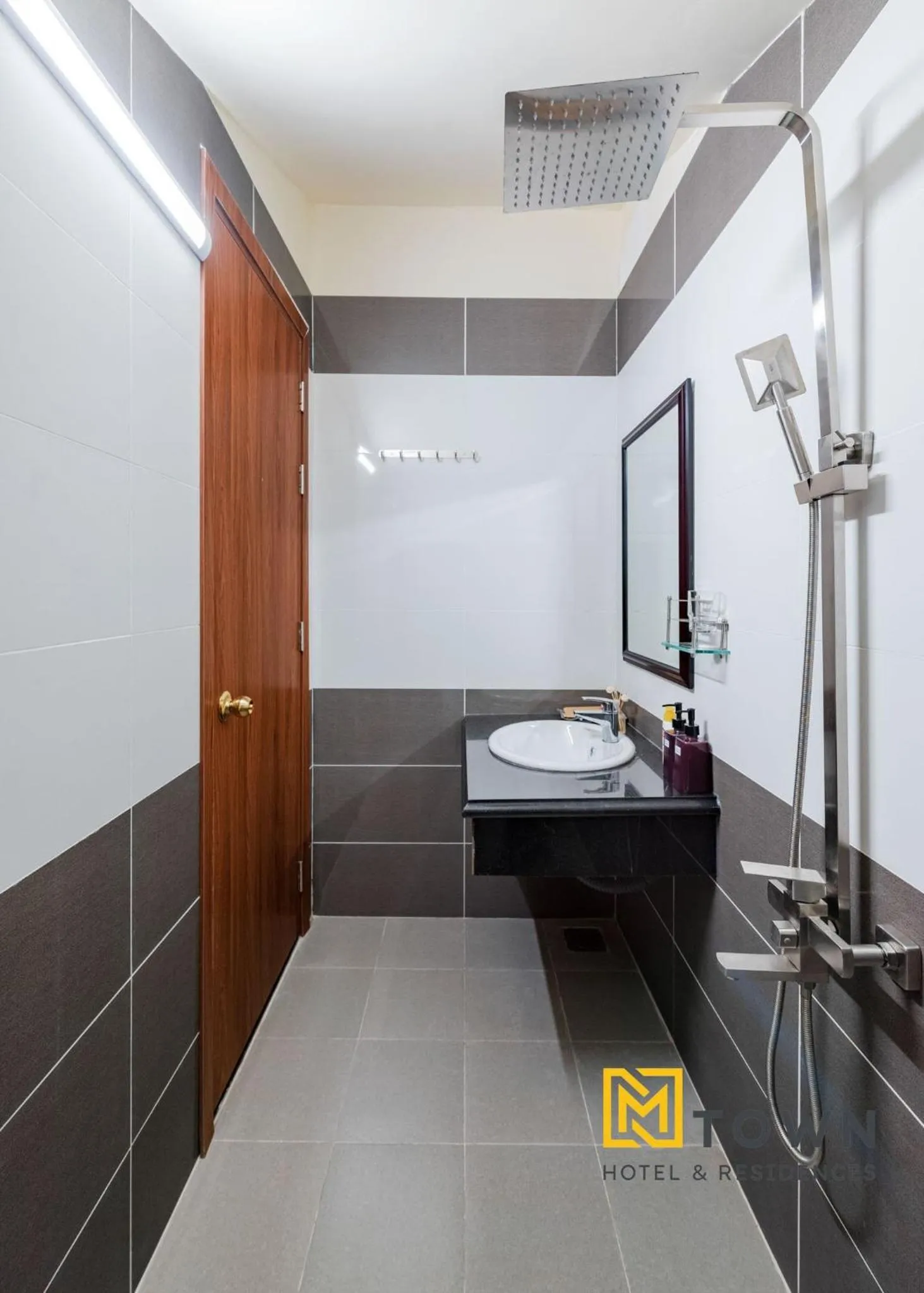 Shower, Bed in Luxy Park Hotel & Apartments - MTown