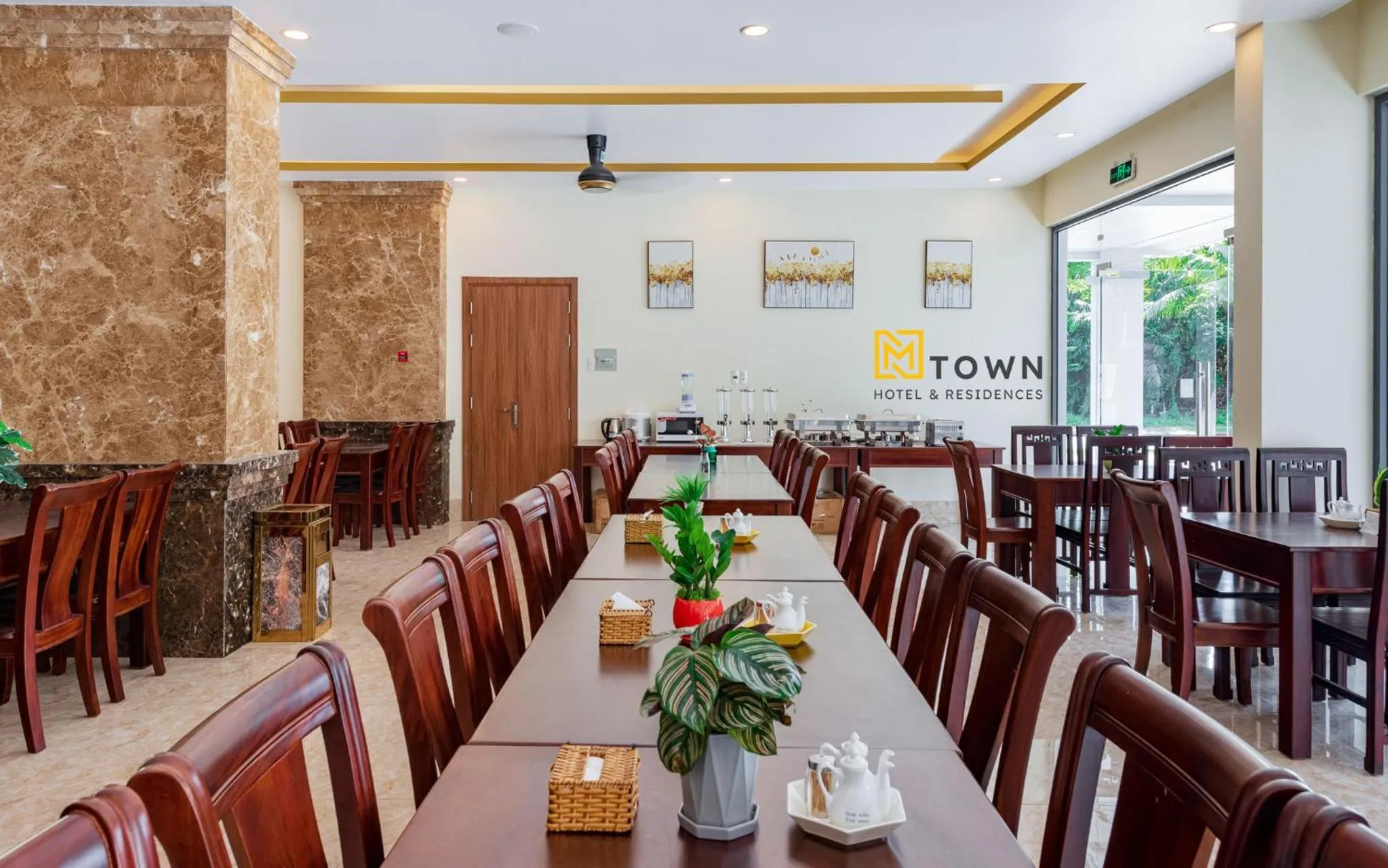 Restaurant/places to eat in Luxy Park Hotel & Apartments - MTown