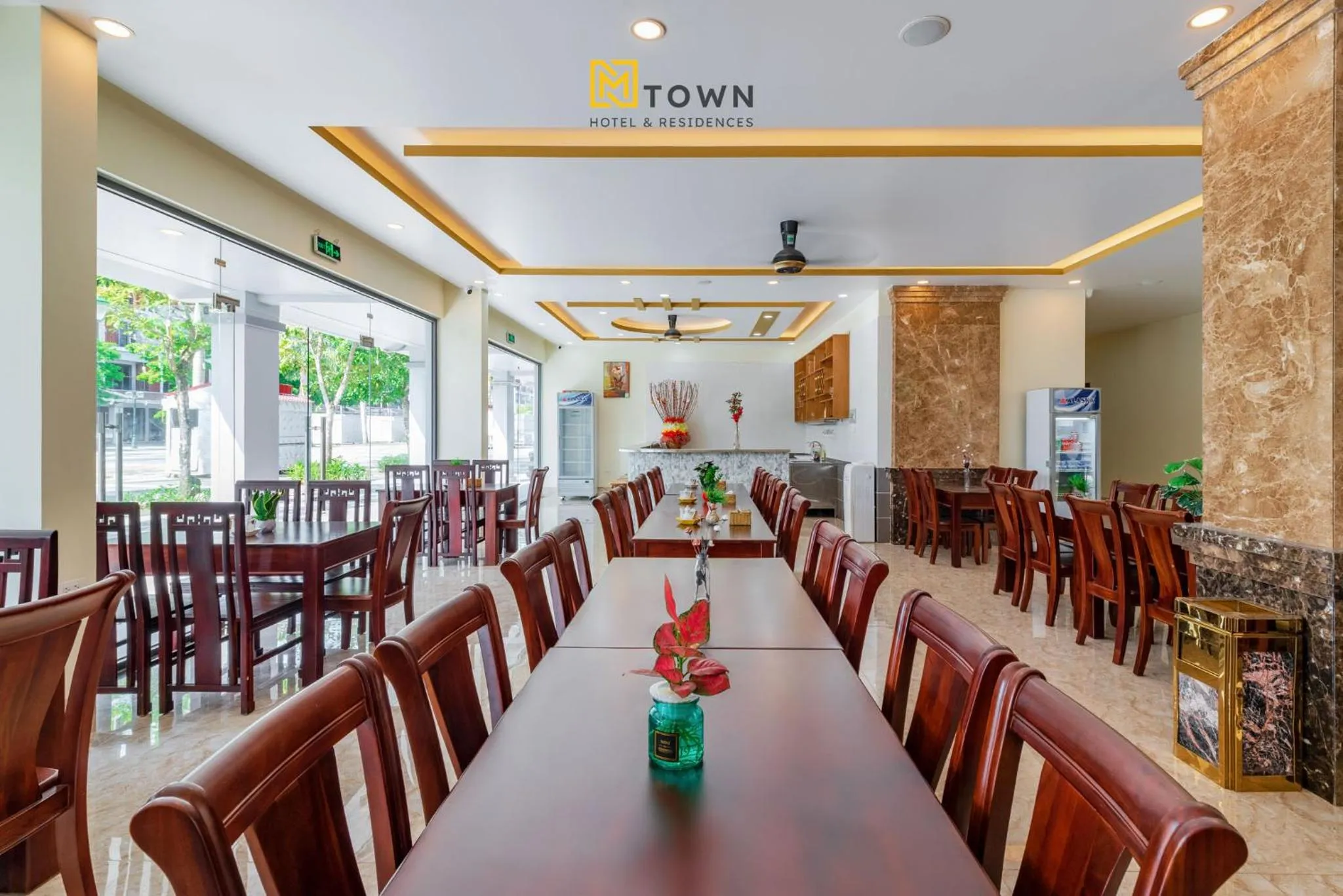 Restaurant/places to eat in Luxy Park Hotel & Apartments - MTown