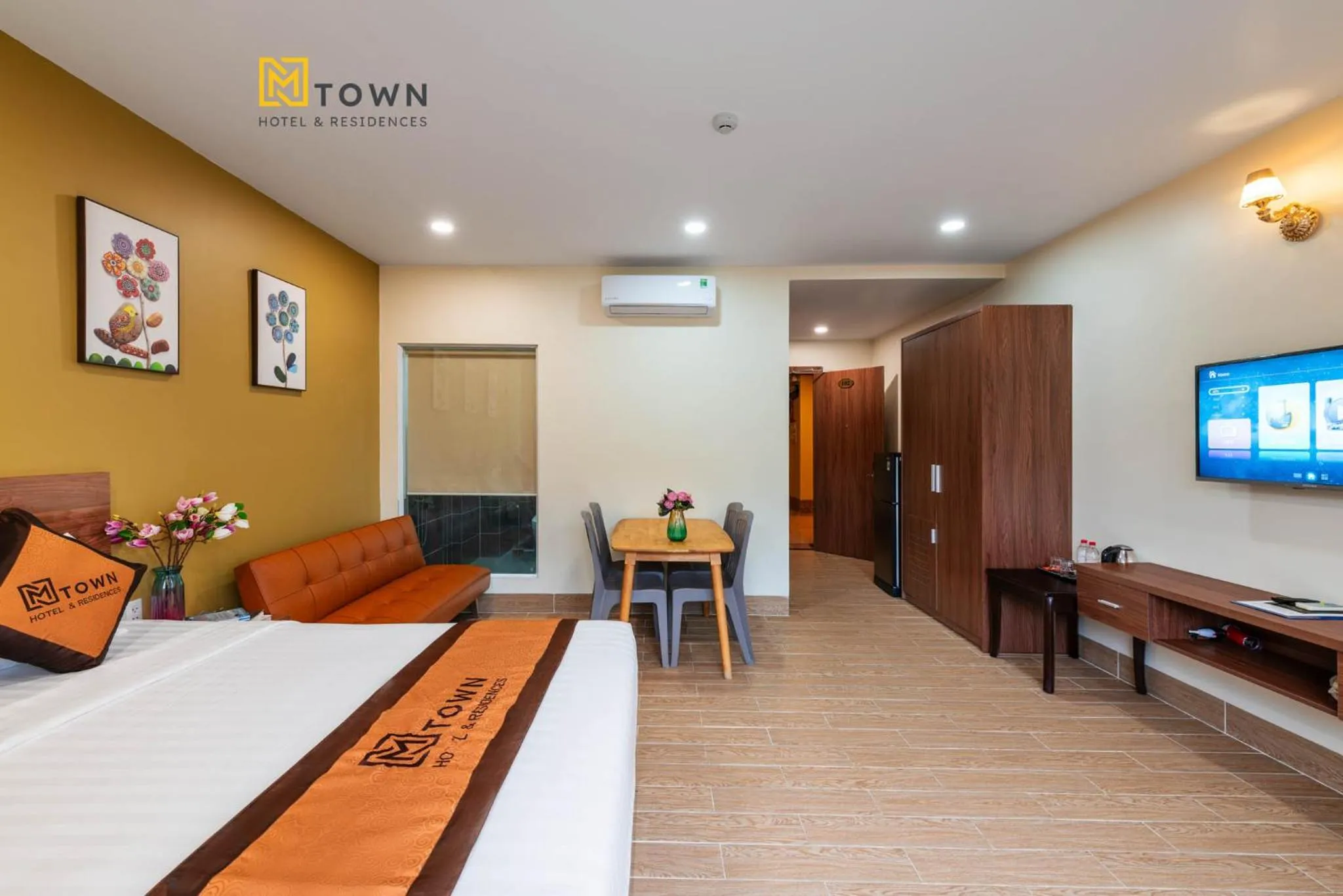 Communal lounge/ TV room, Bed in Luxy Park Hotel & Apartments - MTown