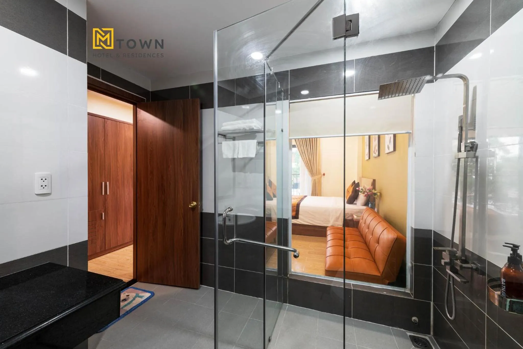 Shower, Bed in Luxy Park Hotel & Apartments - MTown