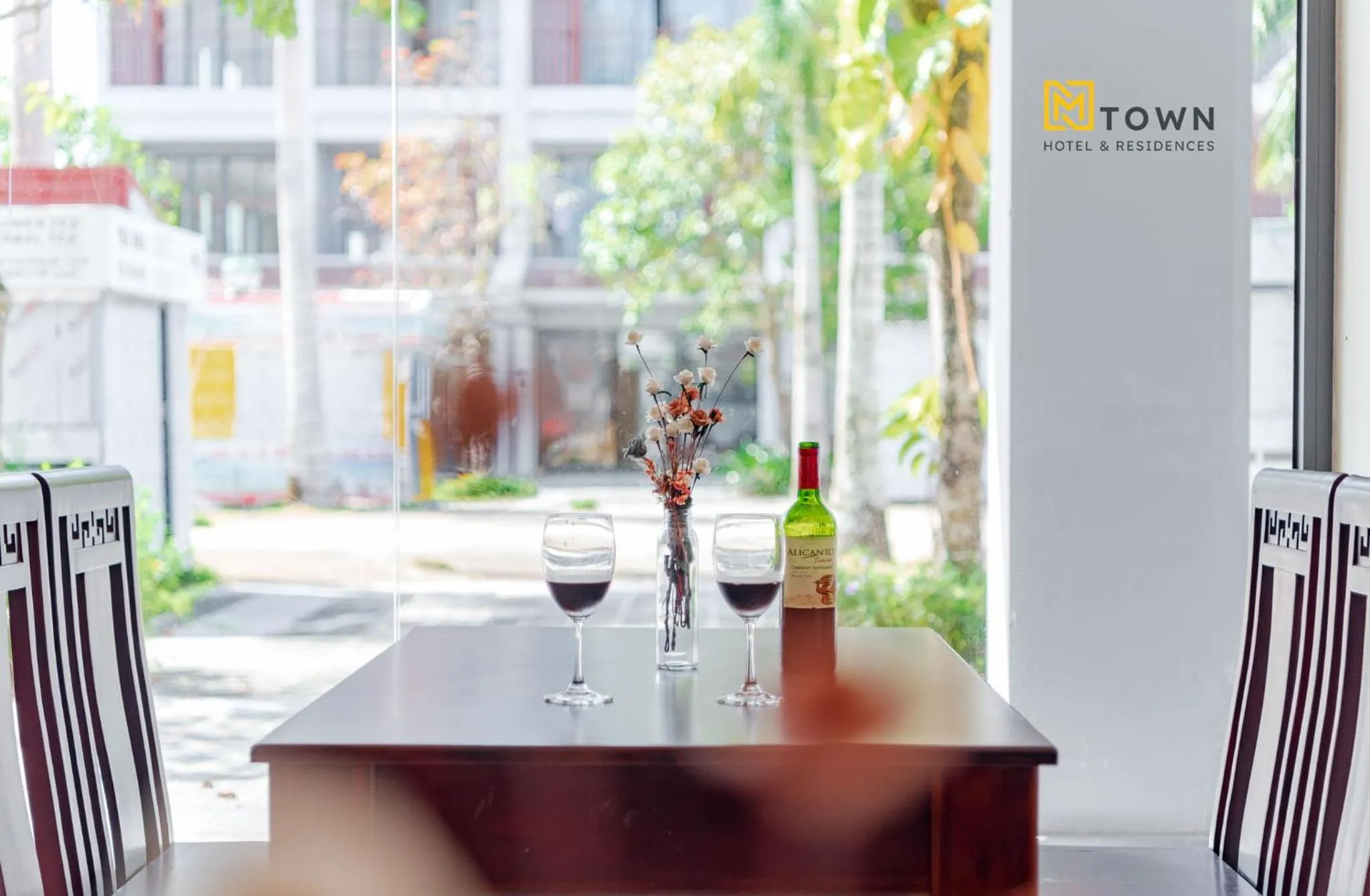 Restaurant/places to eat in Luxy Park Hotel & Apartments - MTown