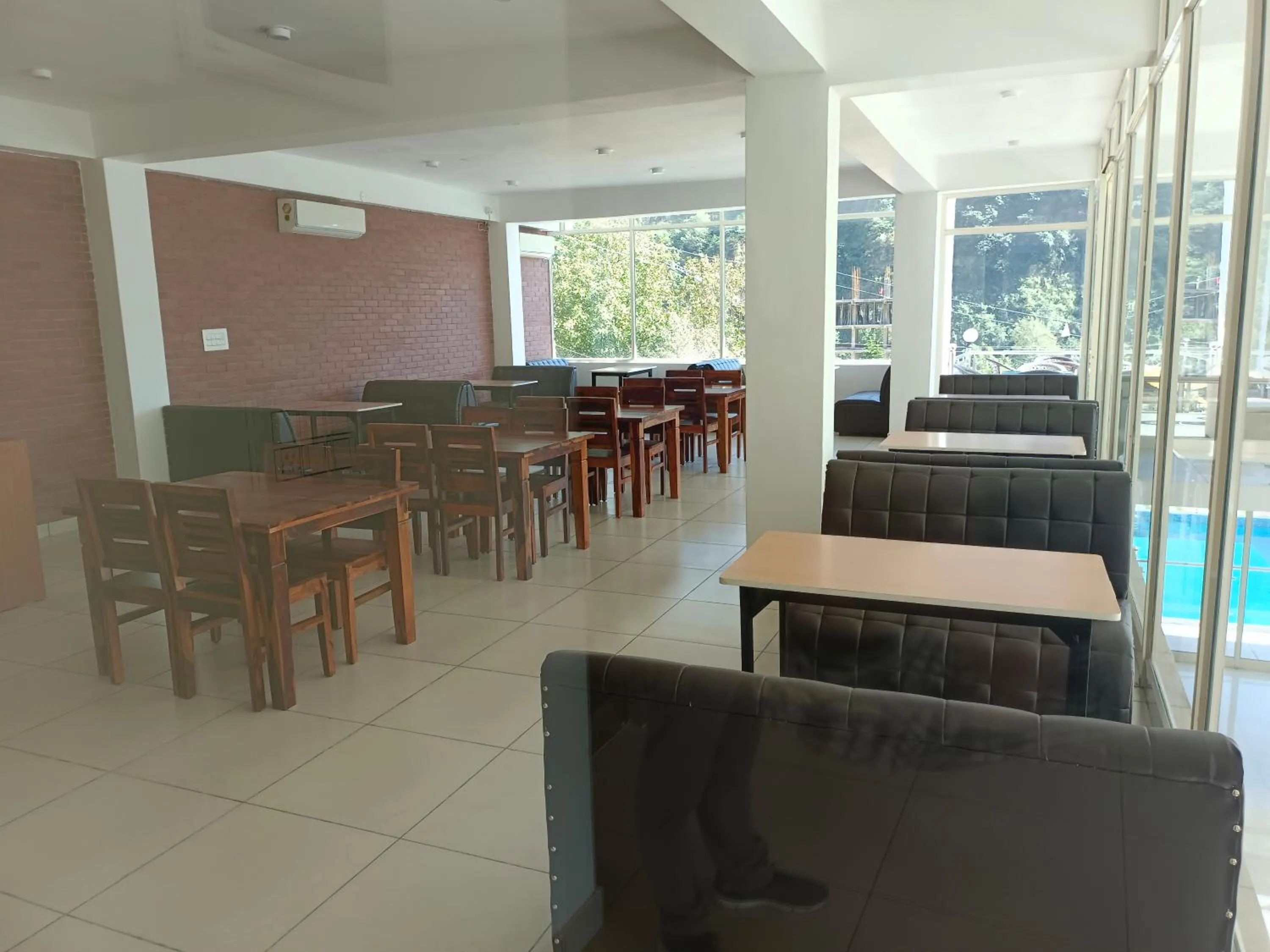 Restaurant/places to eat in Gezellig Inn - Hotel Oasis