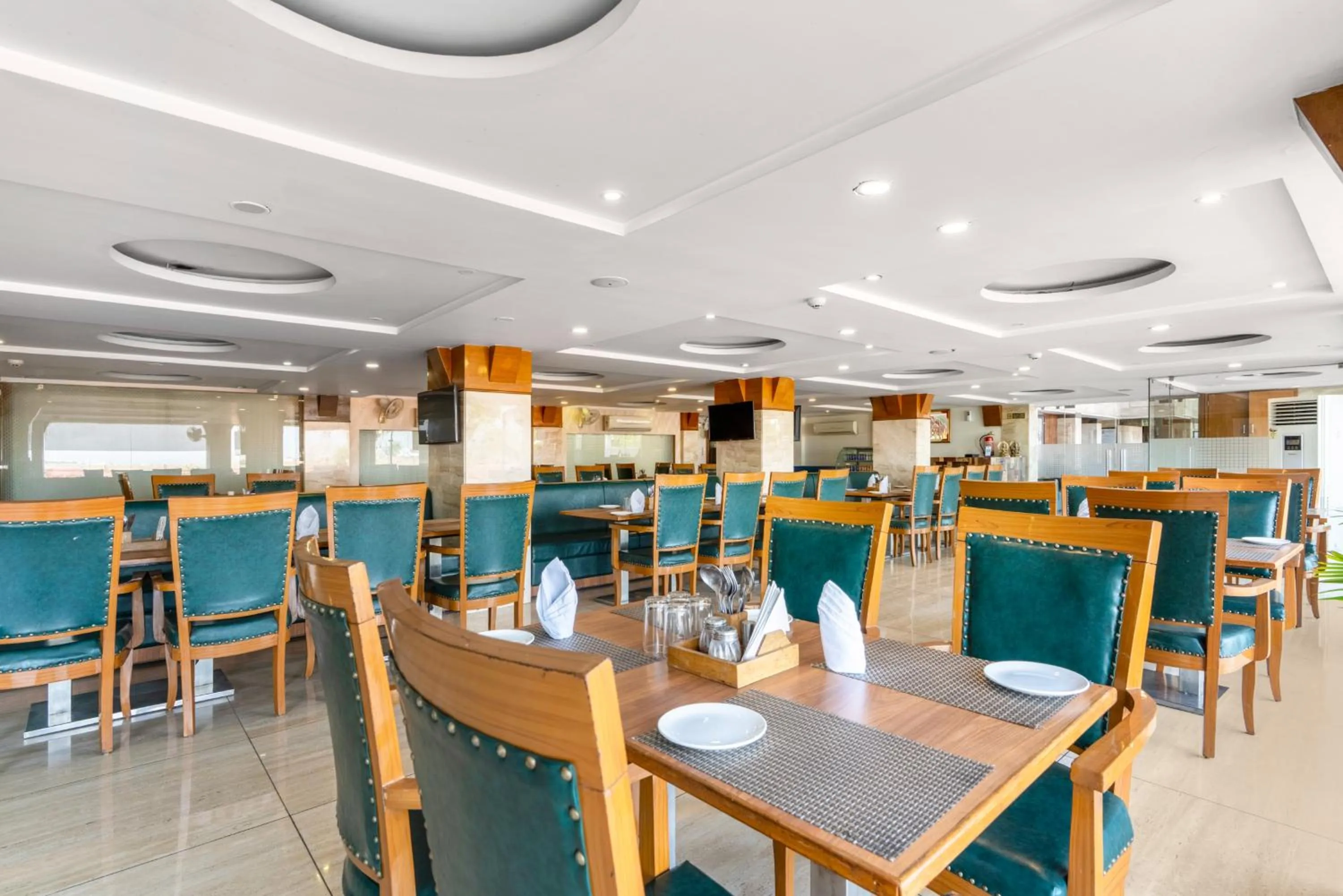 Restaurant/places to eat in Treebo Premium Vinnie - Near Airport