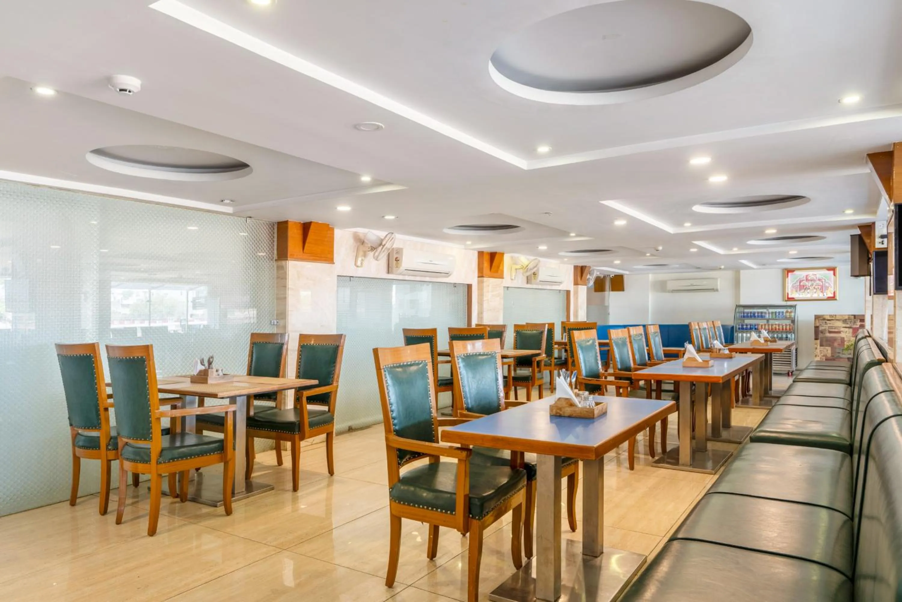 Restaurant/places to eat in Treebo Premium Vinnie - Near Airport