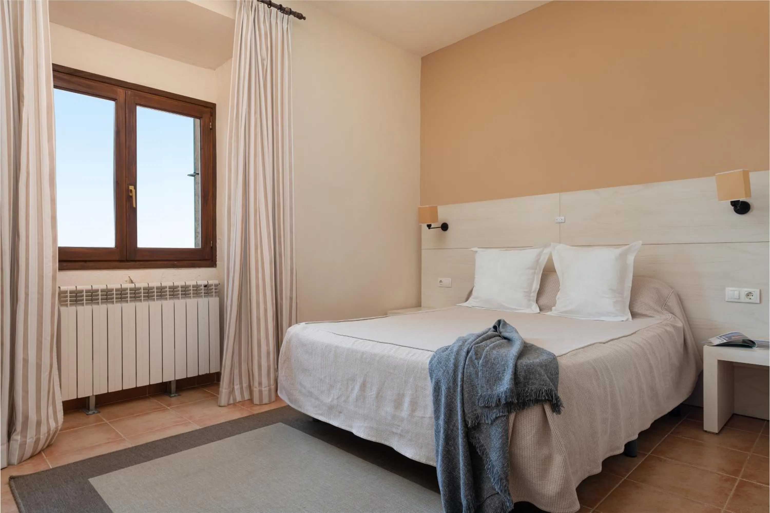 Bedroom, Bed in Santuari de Cura