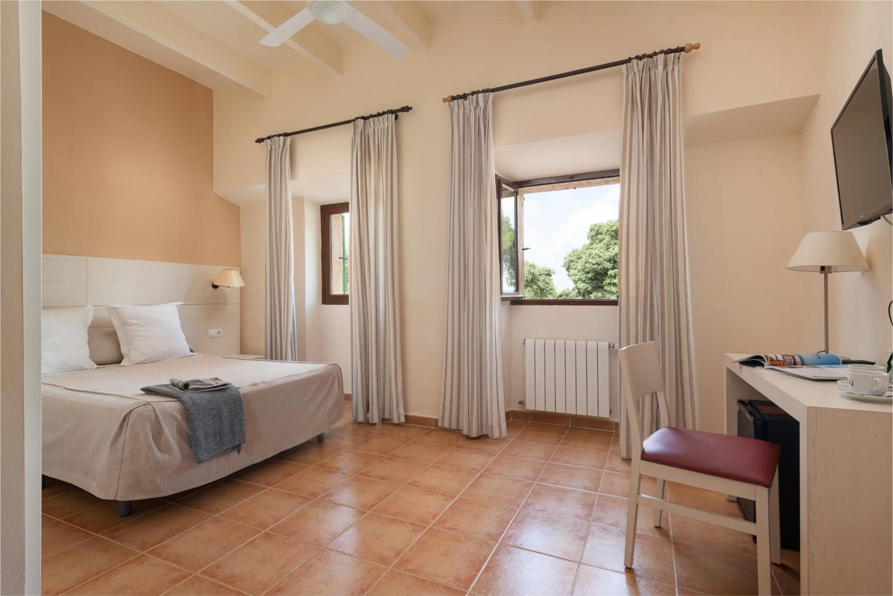 Bedroom, Bed in Santuari de Cura