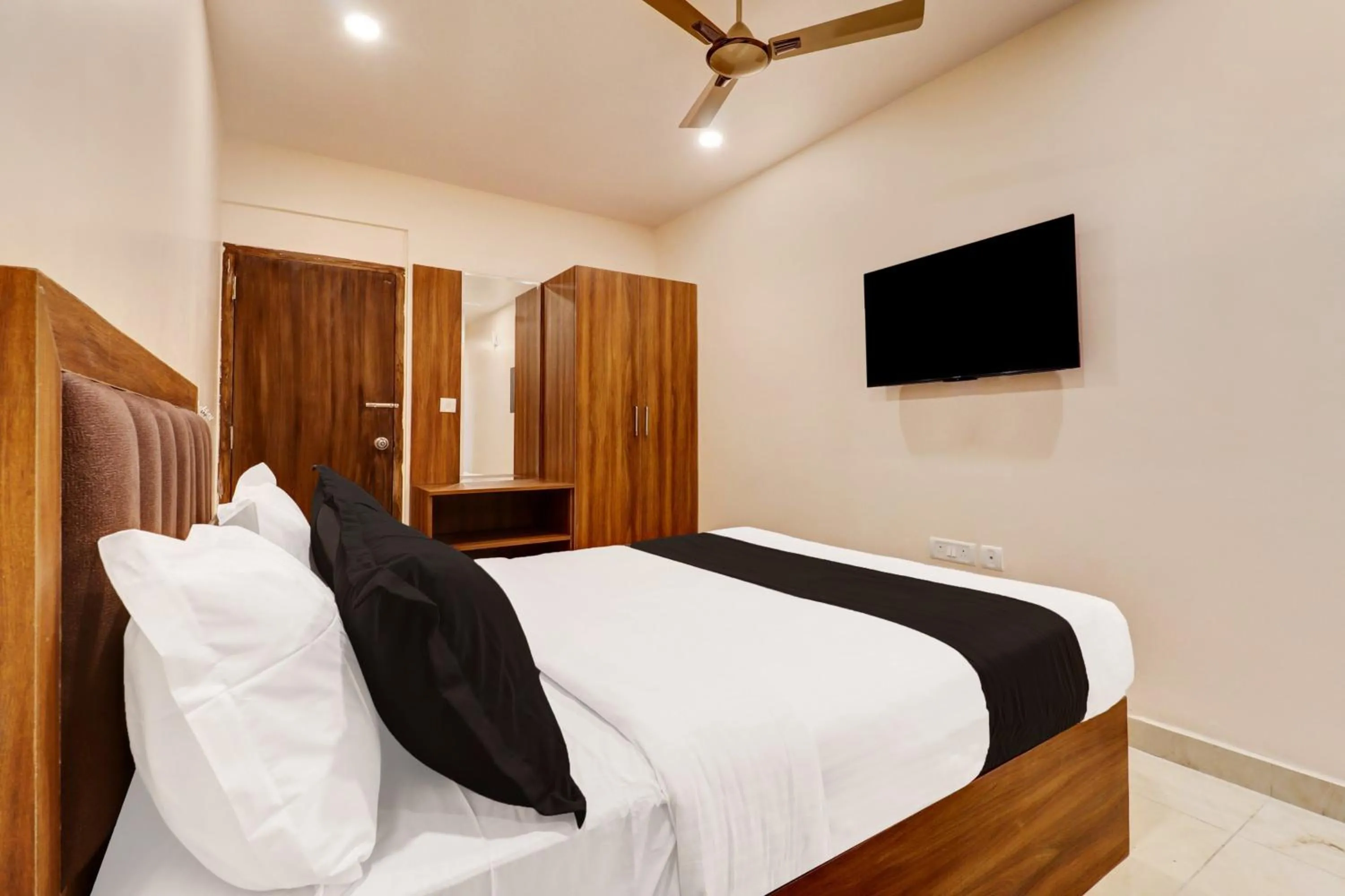 Bedroom, Bed in Super Townhouse Arekere Near Mithai Mahal
