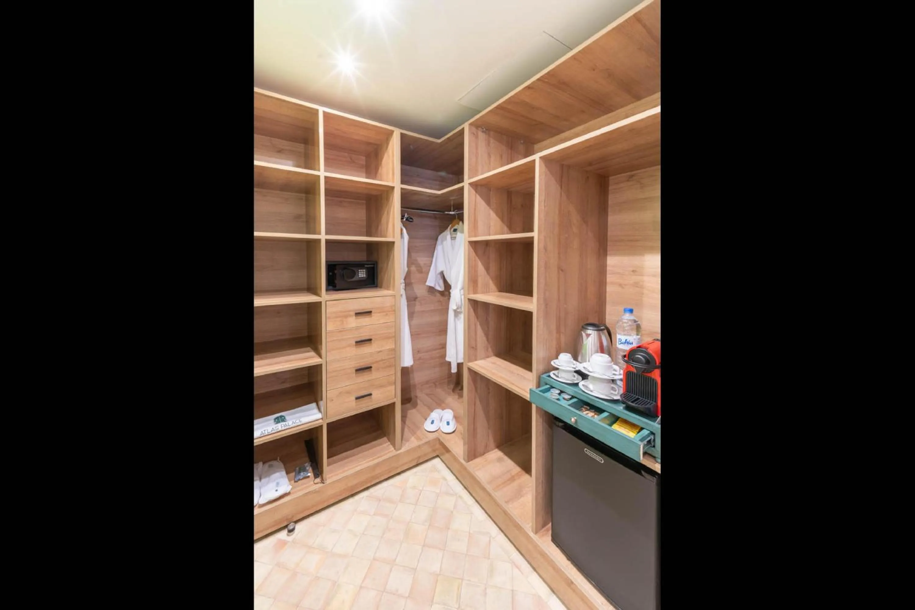 Coffee/tea facilities, Bed in Riad Atlas Palace & SPA