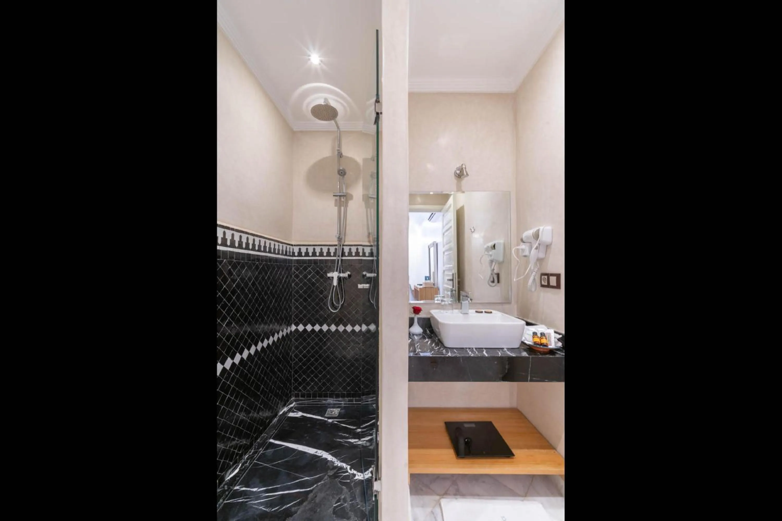 Shower, Bed in Riad Atlas Palace & SPA