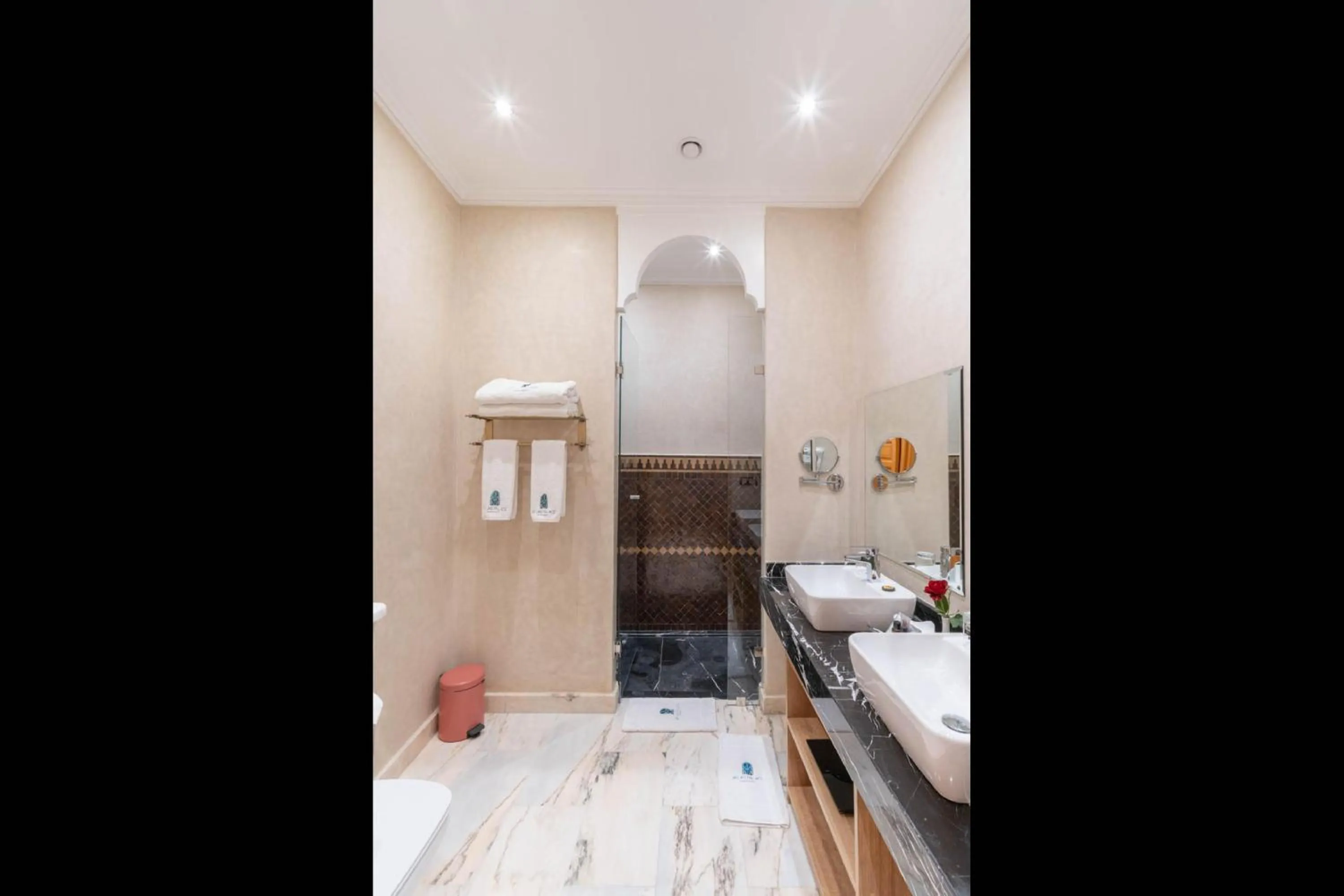 Bathroom, Bed in Riad Atlas Palace & SPA