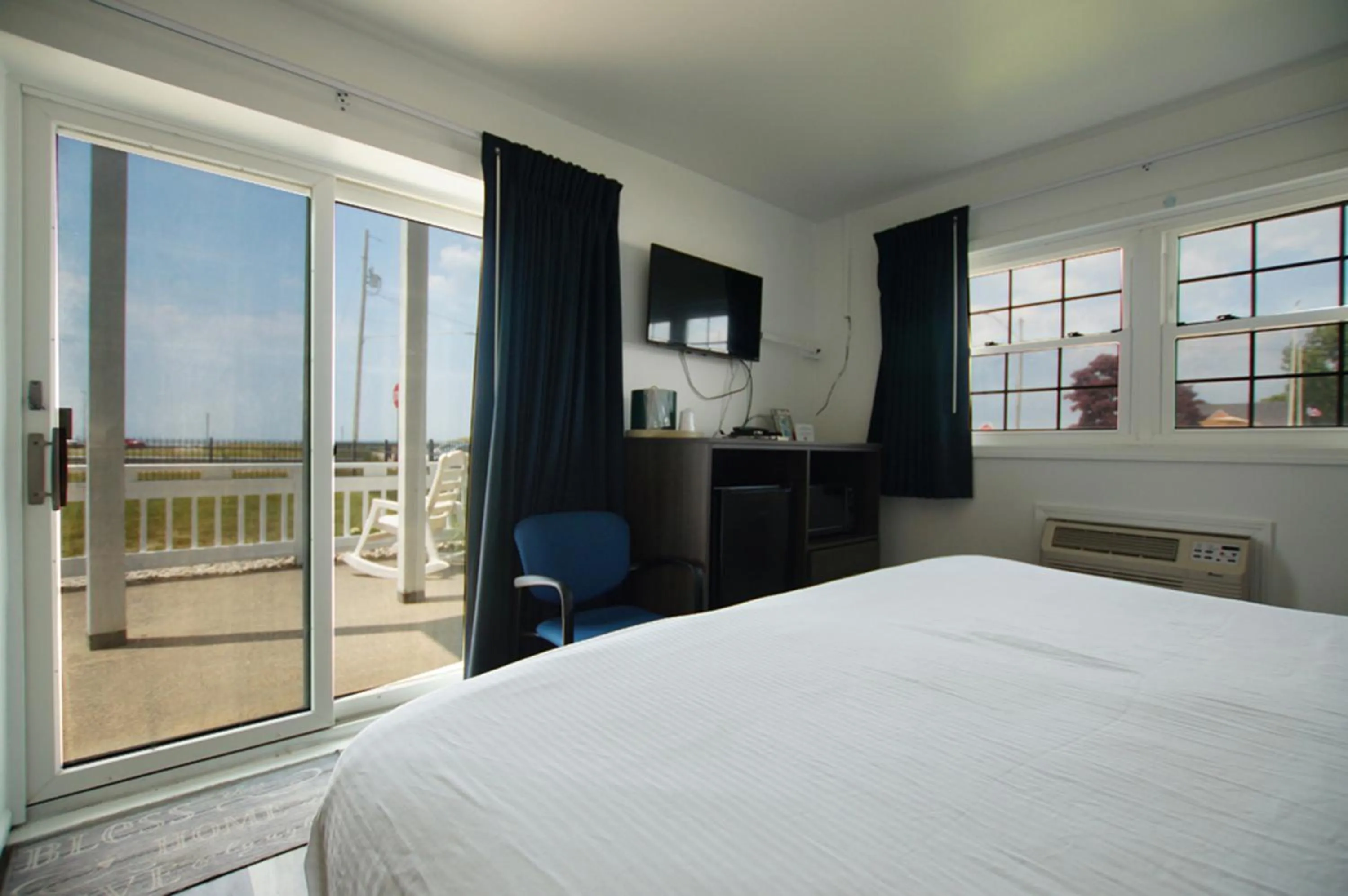 Bed in Snyders Shoreline Inn