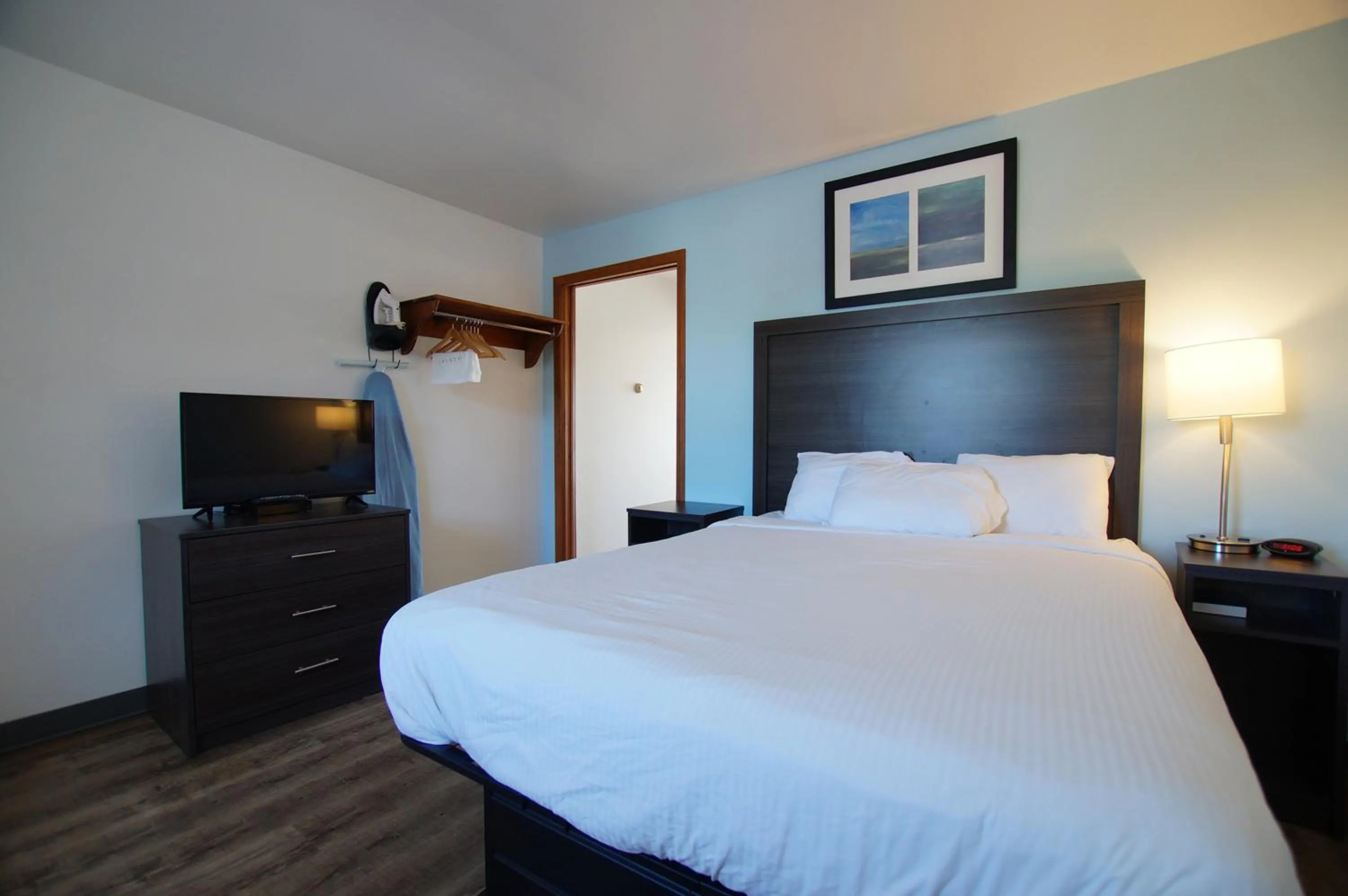 Bed in Snyders Shoreline Inn