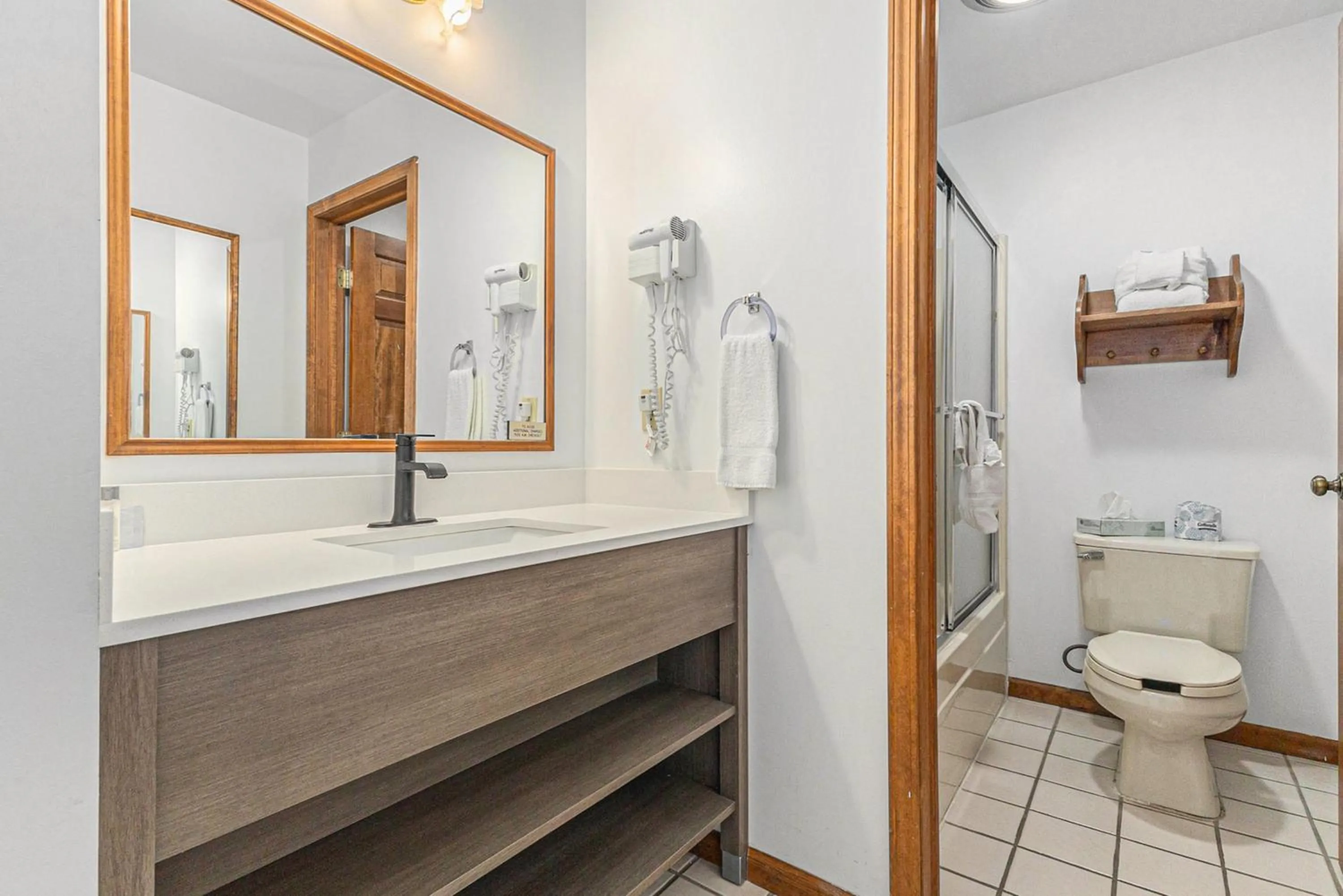 Bathroom in Snyders Shoreline Inn