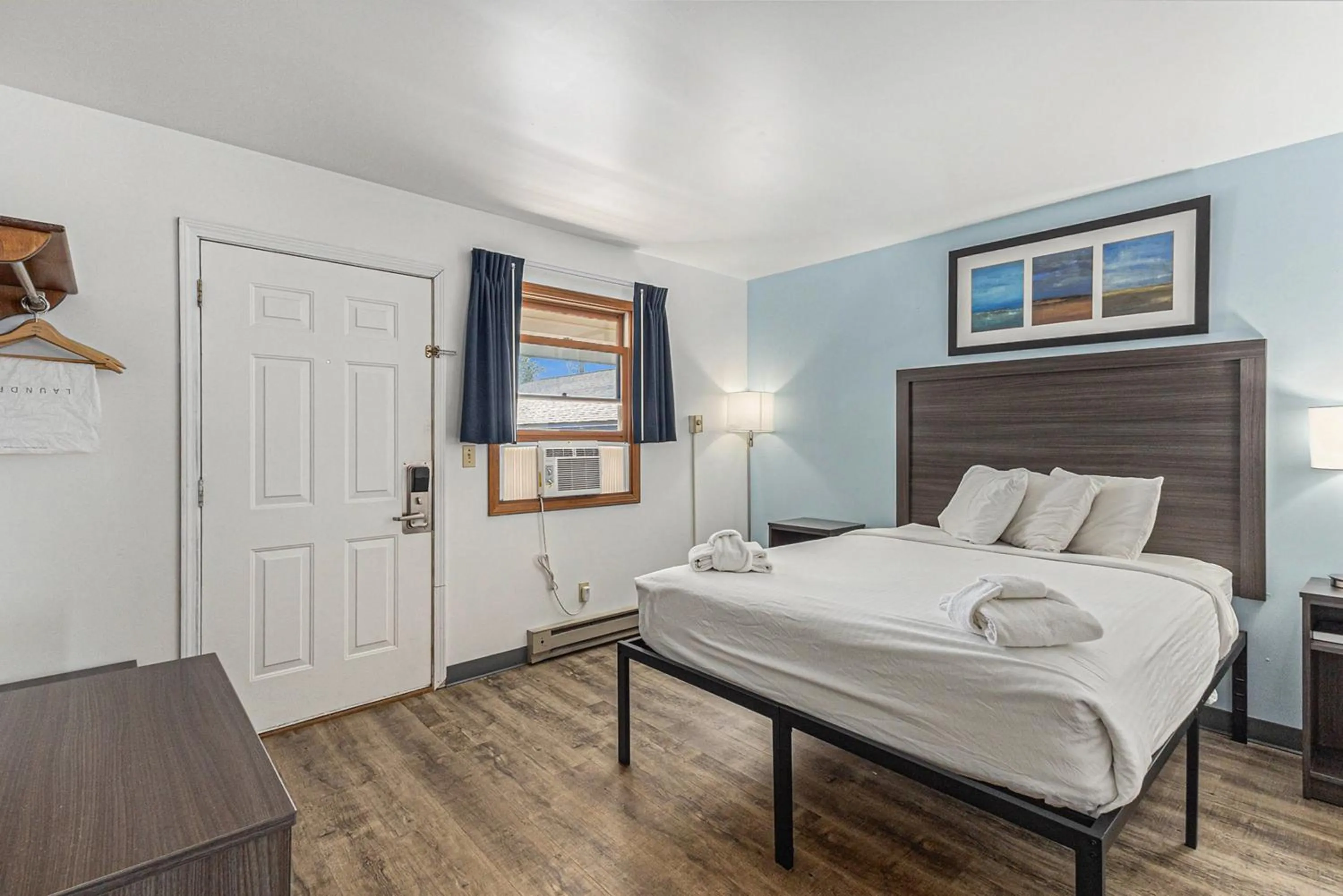 Bed in Snyders Shoreline Inn