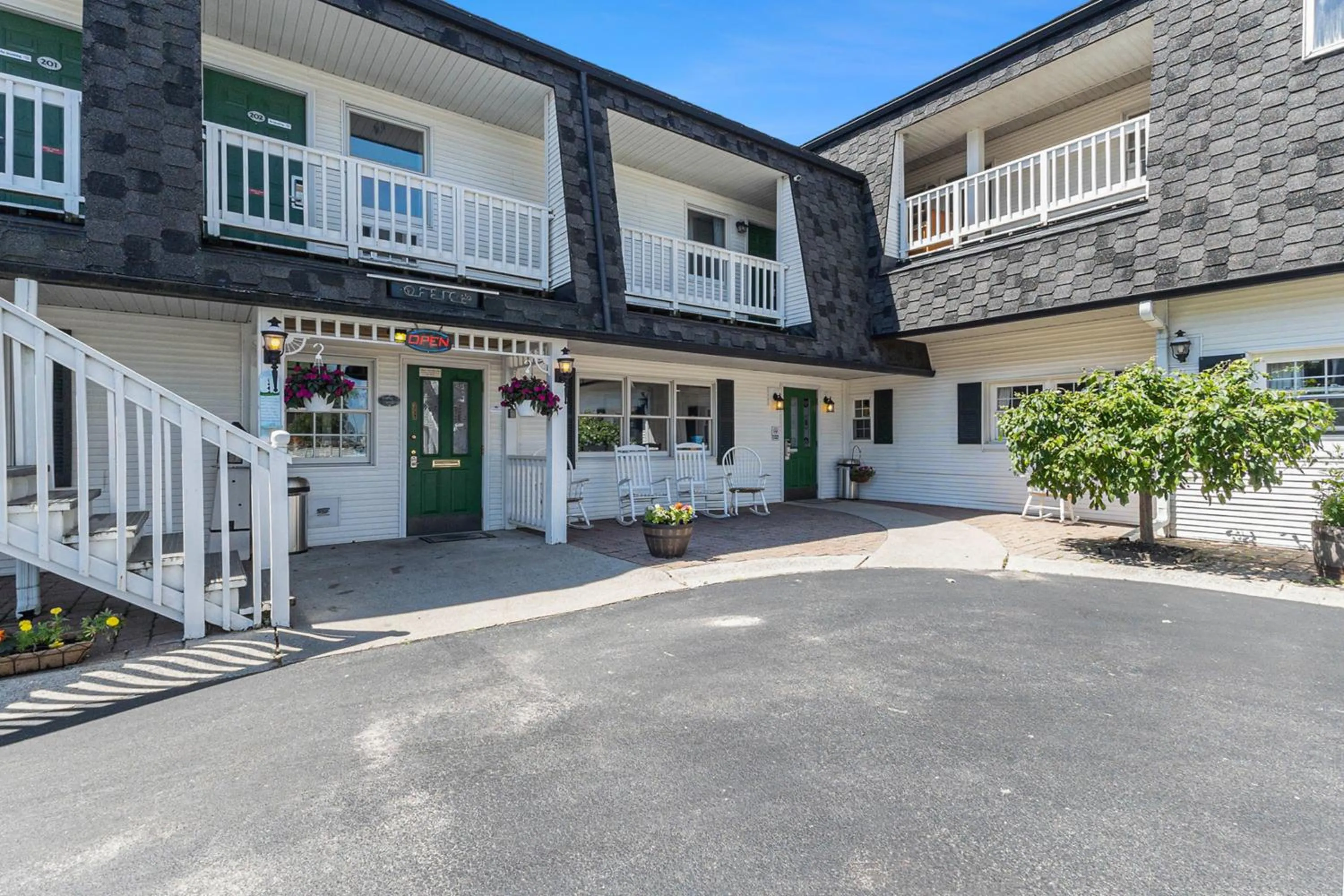 Property building in Snyders Shoreline Inn