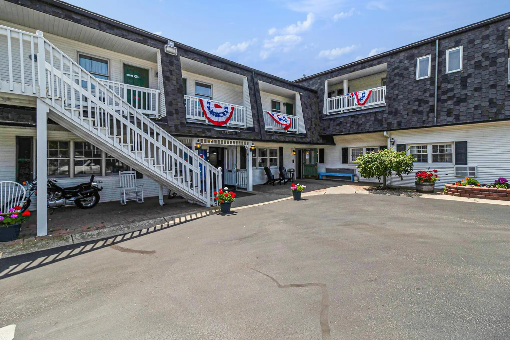 Property building in Snyders Shoreline Inn