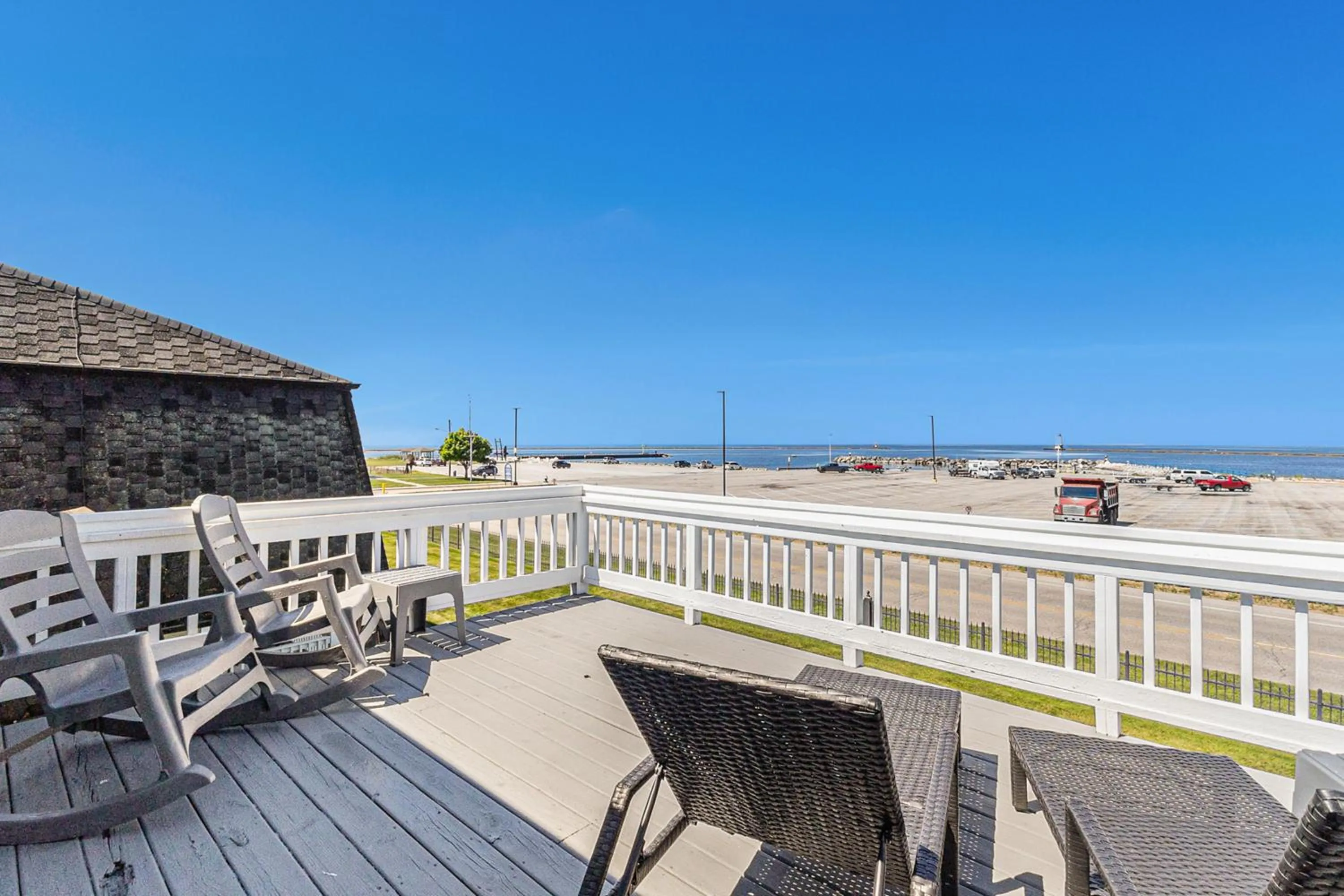 Balcony/Terrace in Snyders Shoreline Inn