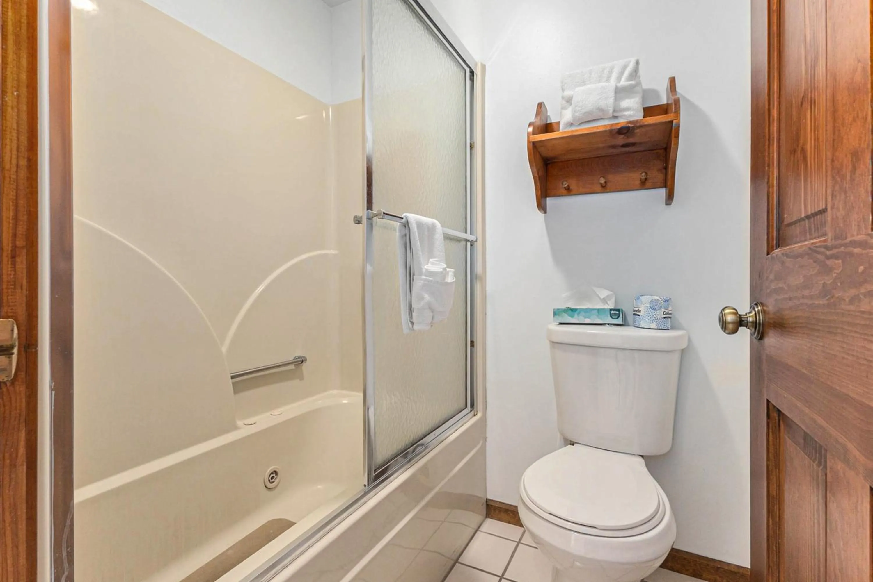 Bathroom in Snyders Shoreline Inn