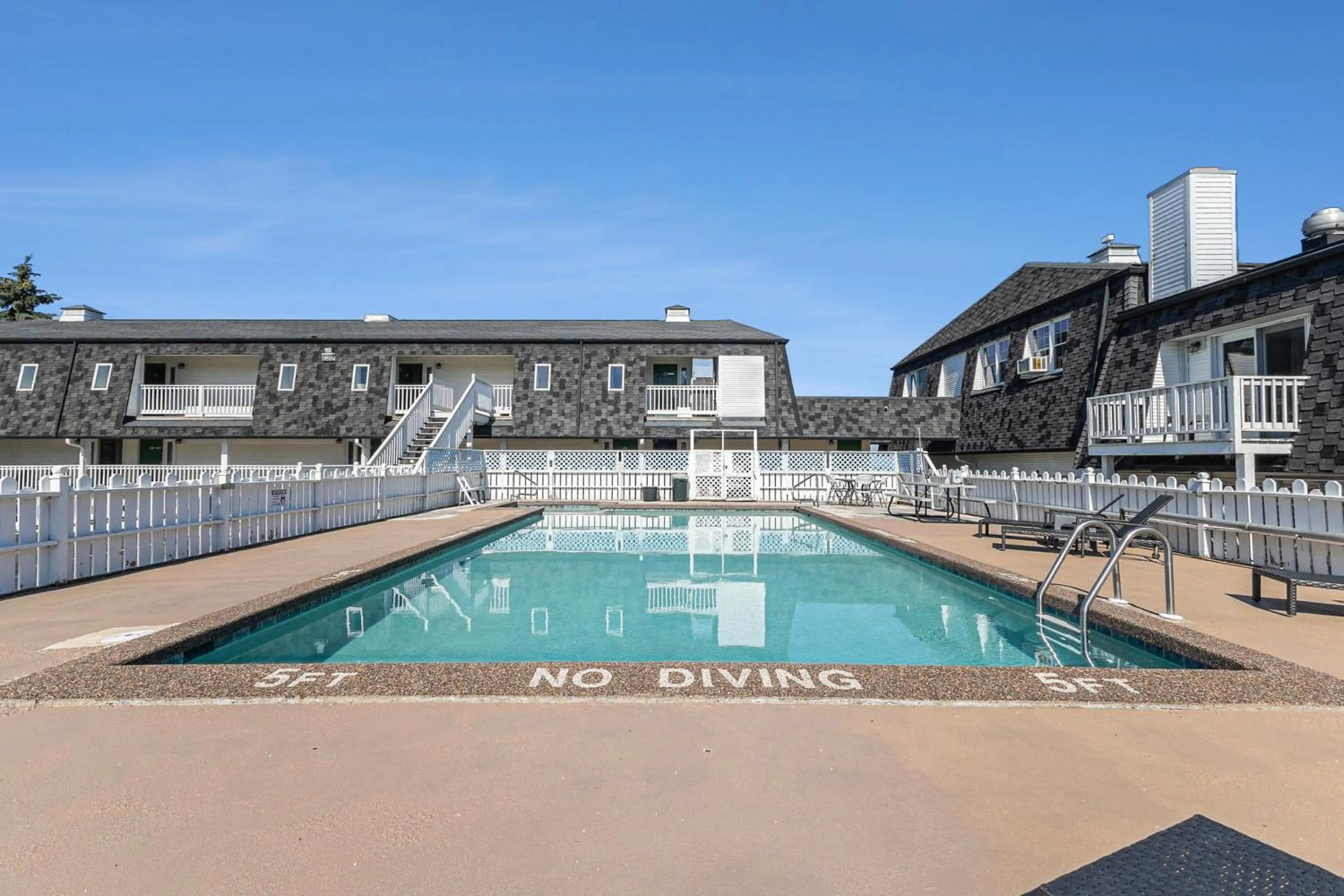 Swimming pool in Snyders Shoreline Inn